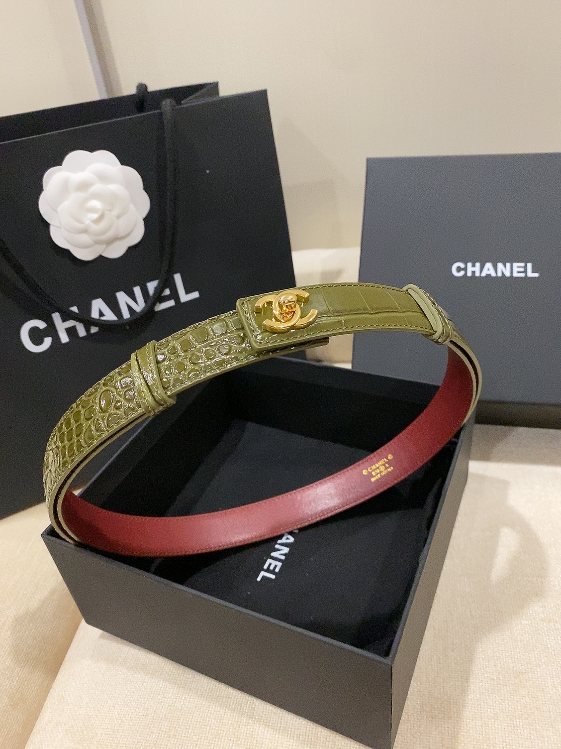 香家✨ Leather Belt 25mm 皮质腰带 进口胎牛皮及金属，旋转双C金属转扣。适配连衣裙、西装、牛仔裤。全套