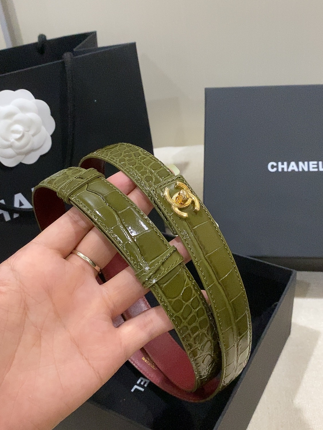 香家✨ Leather Belt 25mm 皮质腰带 进口胎牛皮及金属，旋转双C金属转扣。适配连衣裙、西装、牛仔裤。全套