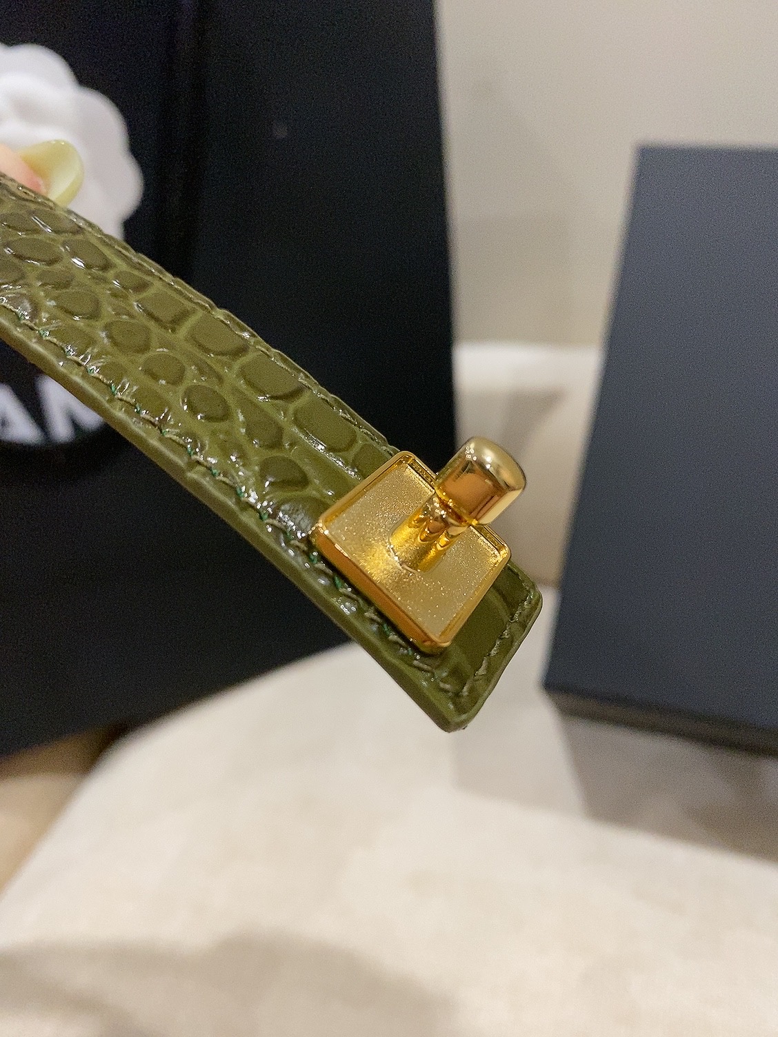 香家✨ Leather Belt 25mm 皮质腰带 进口胎牛皮及金属，旋转双C金属转扣。适配连衣裙、西装、牛仔裤。全套