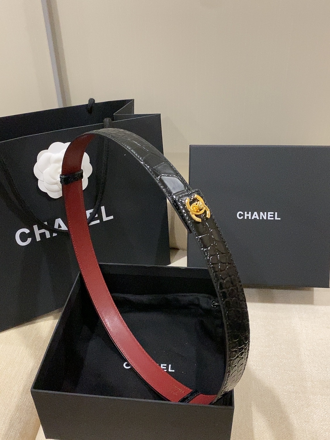 香家✨ Leather Belt 25mm 皮质腰带 进口胎牛皮及金属，旋转双C金属转扣。适配连衣裙、西装、牛仔裤。全套