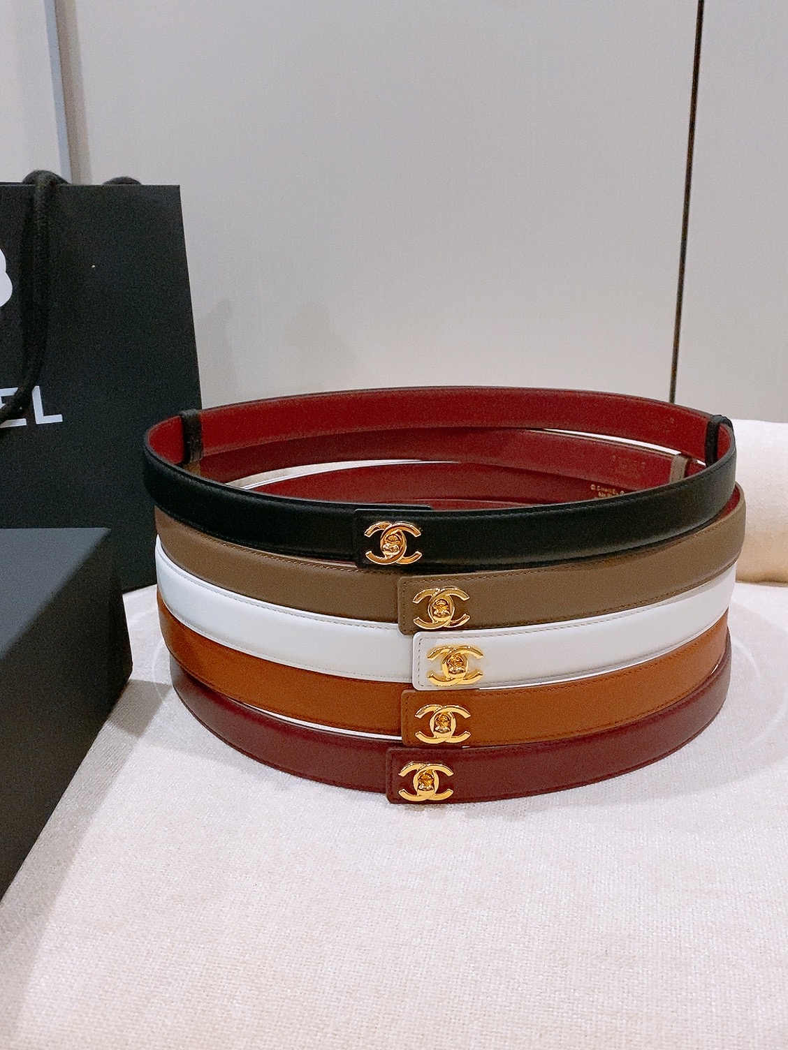 🥳集合对比图 香家✨ Leather Belt 25mm 皮质腰带 进口胎牛皮及金属，旋转双C金属转扣。适配连衣裙、西装