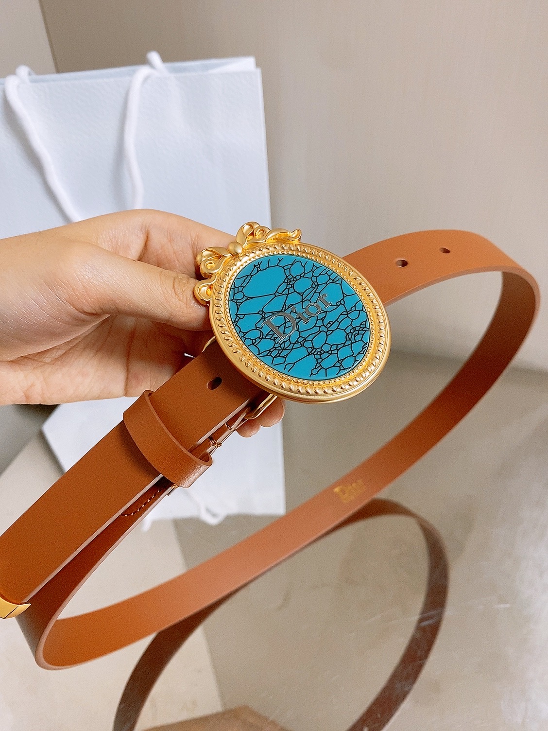 迪家✨ Médaillon Belt 25mm 腰带 全新Médaillon腰带采用复古徽章式椭圆形搭扣，饰有精致蝴蝶结