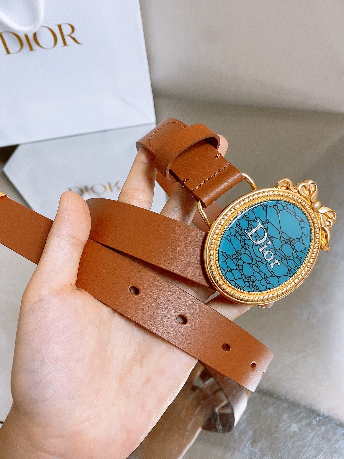 迪家✨ Médaillon Belt 25mm 腰带 全新Médaillon腰带采用复古徽章式椭圆形搭扣，饰有精致蝴蝶结