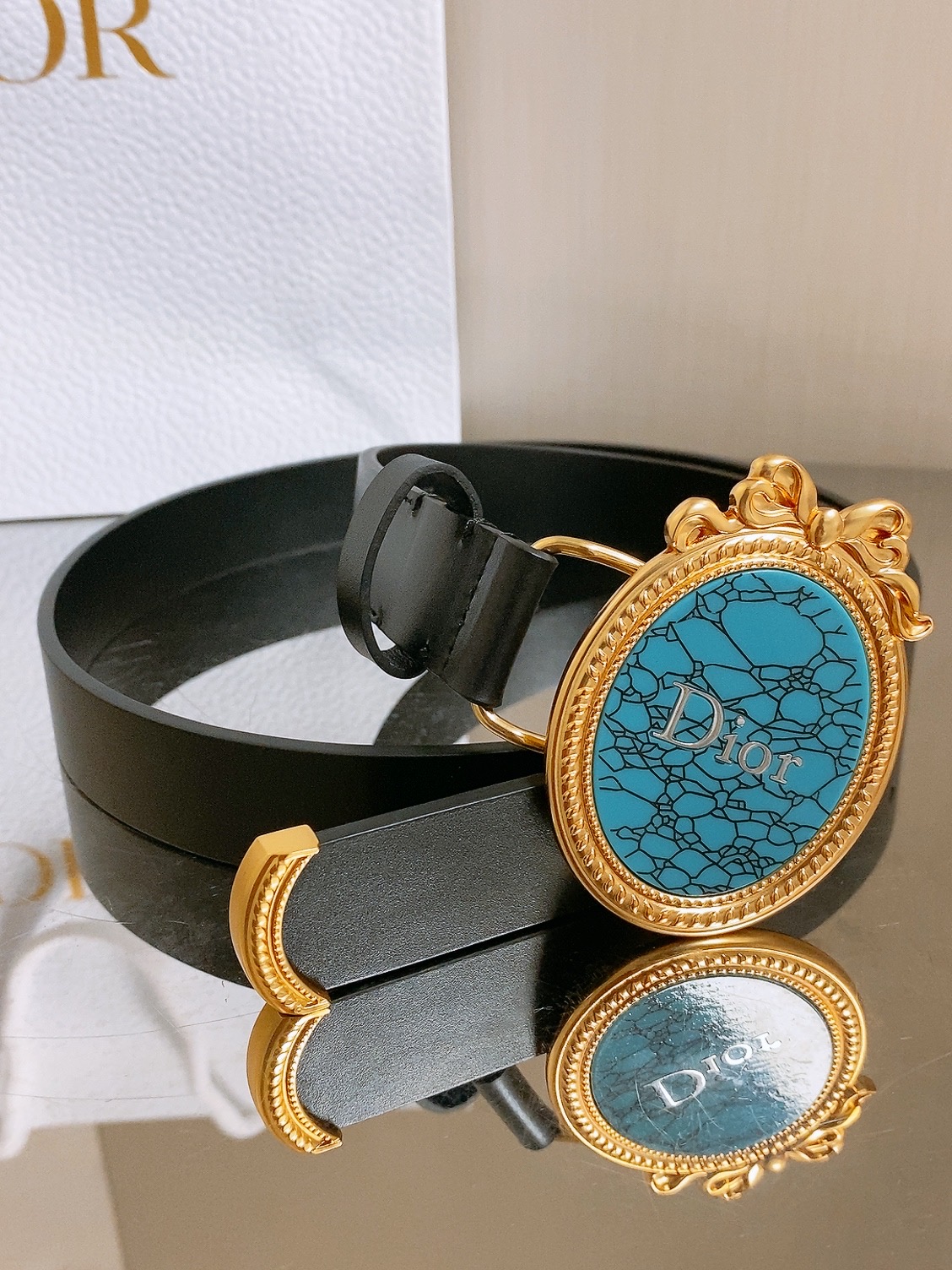 迪家✨ Médaillon Belt 25mm 腰带 全新Médaillon腰带采用复古徽章式椭圆形搭扣,饰有精致蝴蝶结 迪家✨ Médaillon Belt 25mm 腰带 全新Médaillon腰带采用复古徽章式椭圆形搭扣,饰有精致蝴蝶结