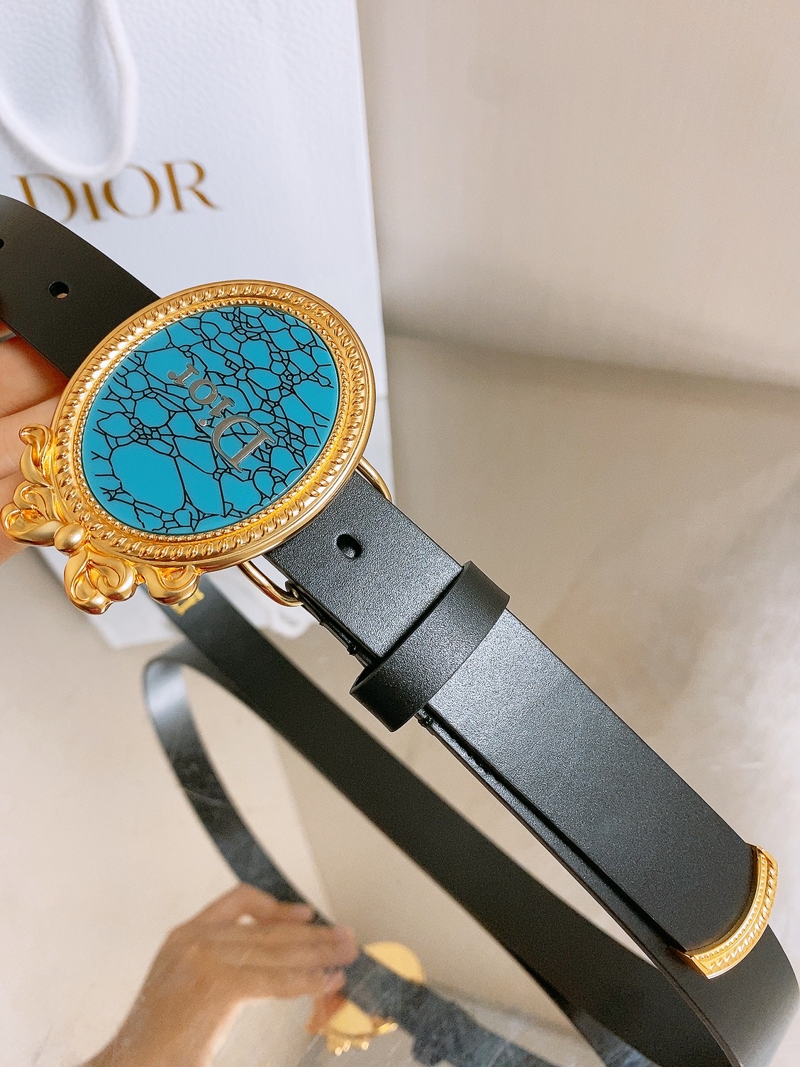迪家✨ Médaillon Belt 25mm 腰带 全新Médaillon腰带采用复古徽章式椭圆形搭扣,饰有精致蝴蝶结 迪家✨ Médaillon Belt 25mm 腰带 全新Médaillon腰带采用复古徽章式椭圆形搭扣,饰有精致蝴蝶结