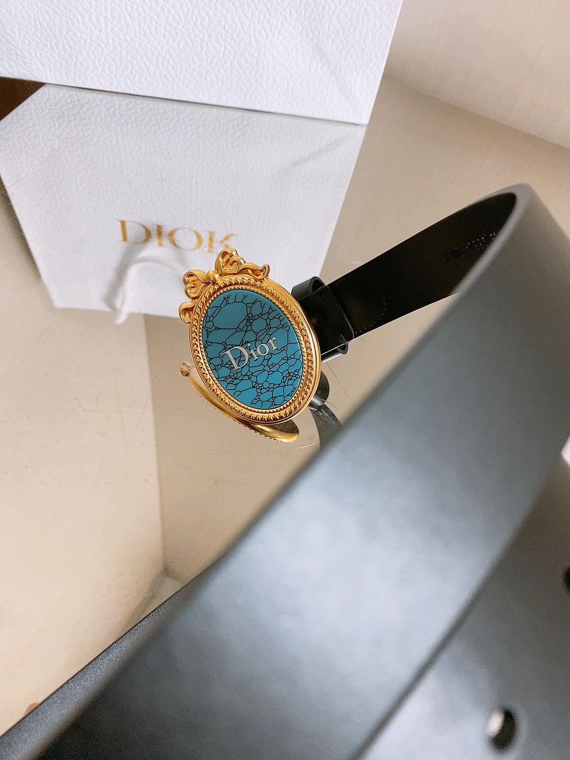 迪家✨ Médaillon Belt 25mm 腰带 全新Médaillon腰带采用复古徽章式椭圆形搭扣,饰有精致蝴蝶结 迪家✨ Médaillon Belt 25mm 腰带 全新Médaillon腰带采用复古徽章式椭圆形搭扣,饰有精致蝴蝶结