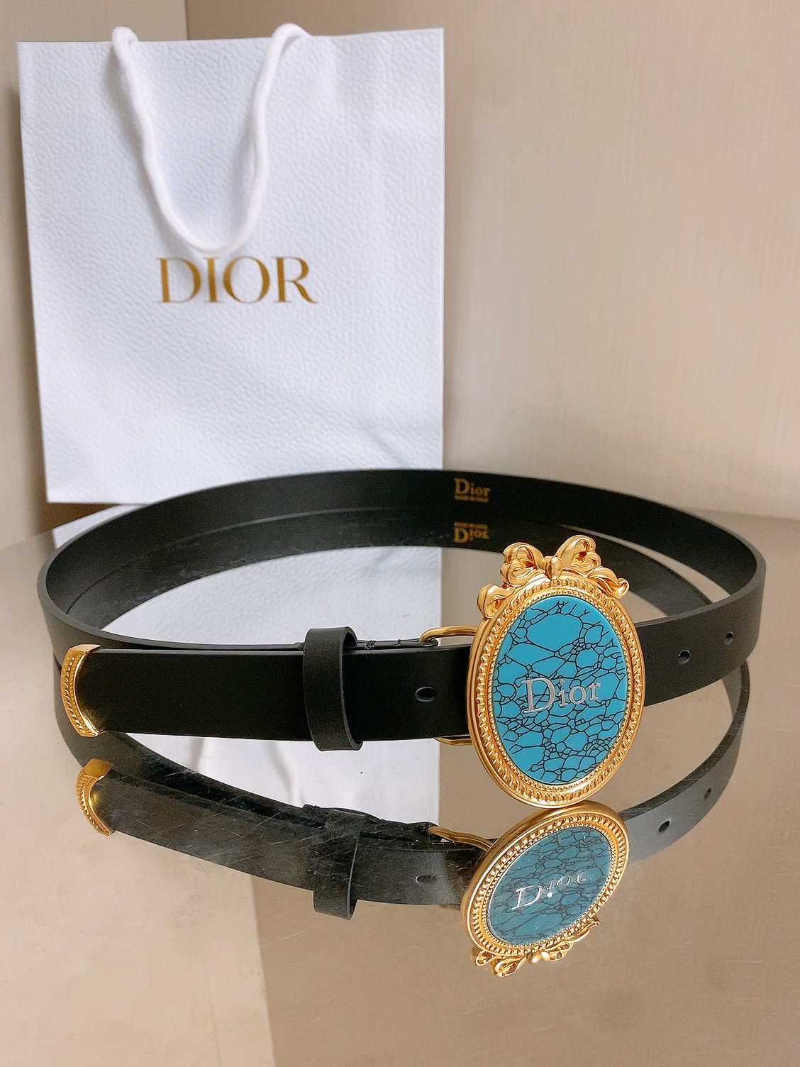 迪家✨ Médaillon Belt 25mm 腰带 全新Médaillon腰带采用复古徽章式椭圆形搭扣，饰有精致蝴蝶结