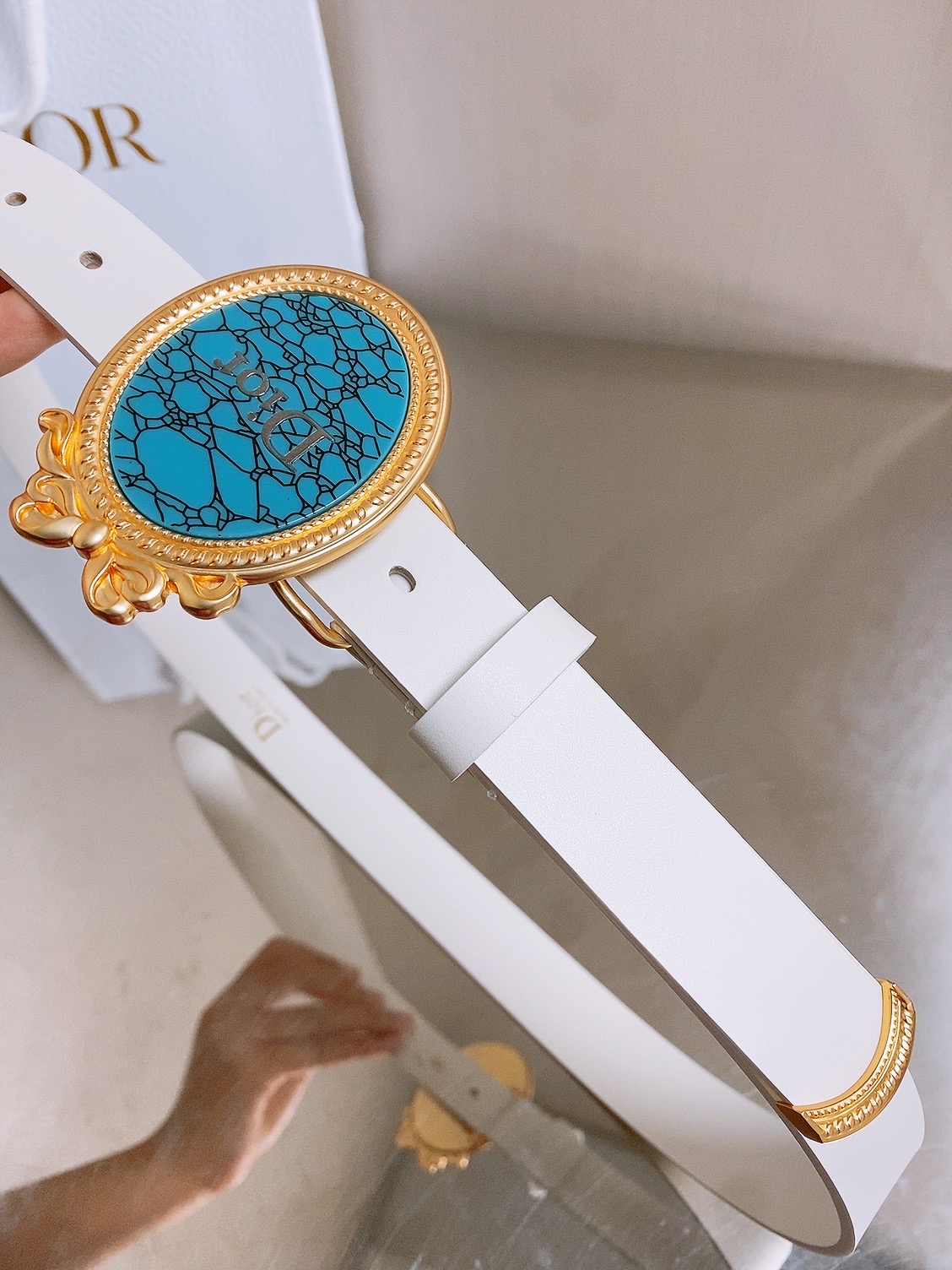 迪家✨ Médaillon Belt 25mm 腰带 全新Médaillon腰带采用复古徽章式椭圆形搭扣,饰有精致蝴蝶结 迪家✨ Médaillon Belt 25mm 腰带 全新Médaillon腰带采用复古徽章式椭圆形搭扣,饰有精致蝴蝶结