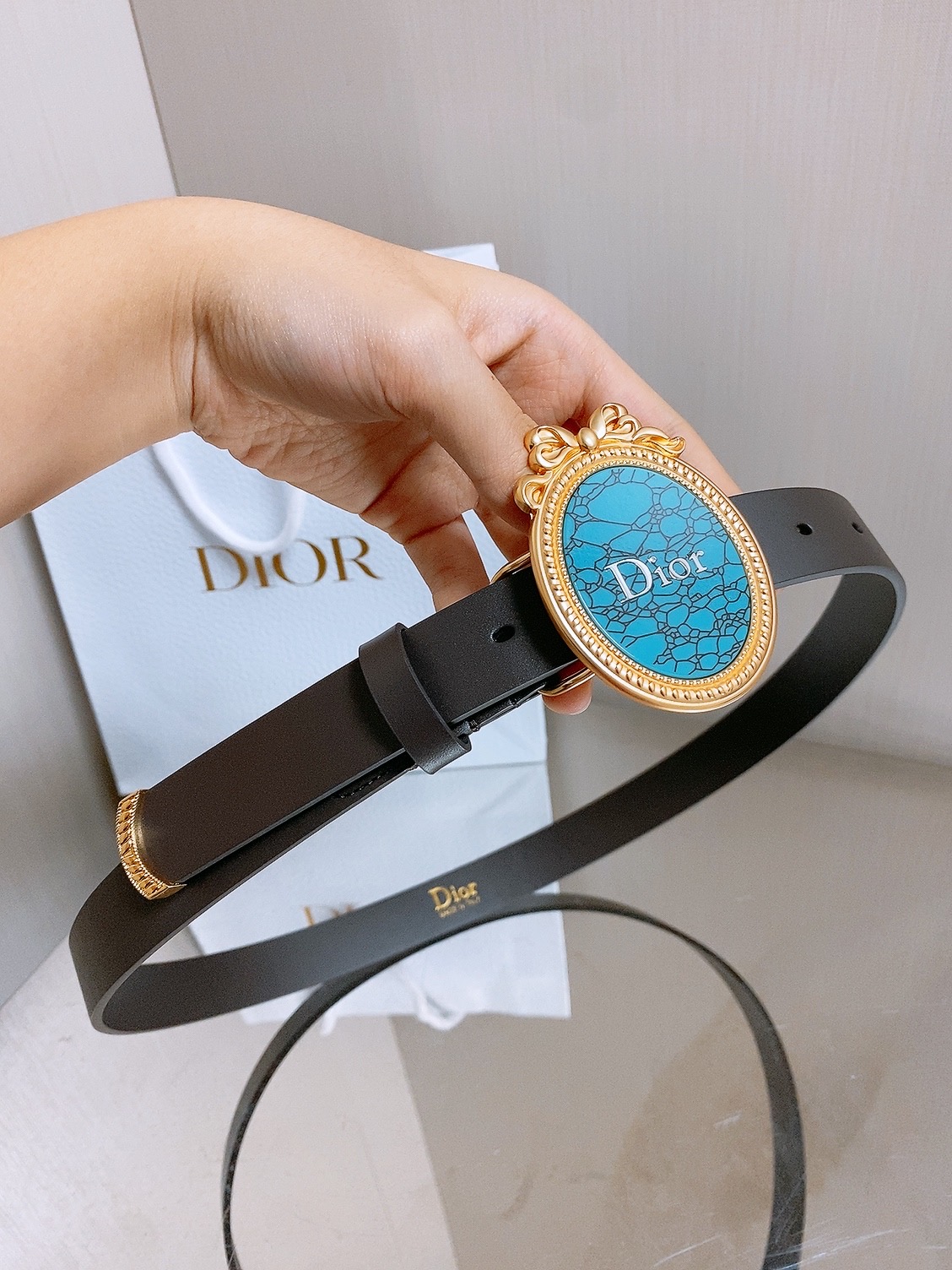 迪家✨ Médaillon Belt 25mm 腰带 全新Médaillon腰带采用复古徽章式椭圆形搭扣,饰有精致蝴蝶结 迪家✨ Médaillon Belt 25mm 腰带 全新Médaillon腰带采用复古徽章式椭圆形搭扣,饰有精致蝴蝶结