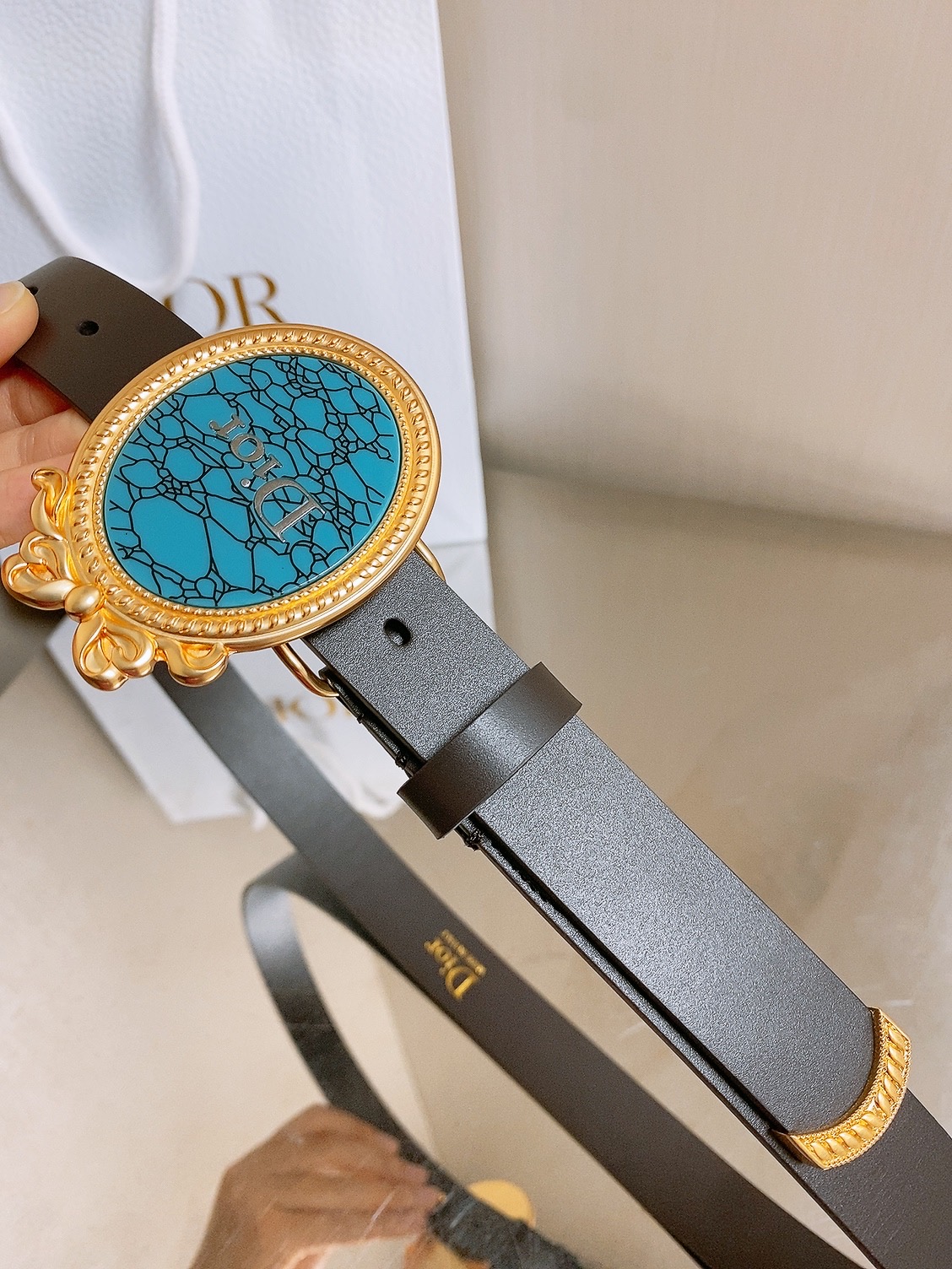 迪家✨ Médaillon Belt 25mm 腰带 全新Médaillon腰带采用复古徽章式椭圆形搭扣,饰有精致蝴蝶结 迪家✨ Médaillon Belt 25mm 腰带 全新Médaillon腰带采用复古徽章式椭圆形搭扣,饰有精致蝴蝶结