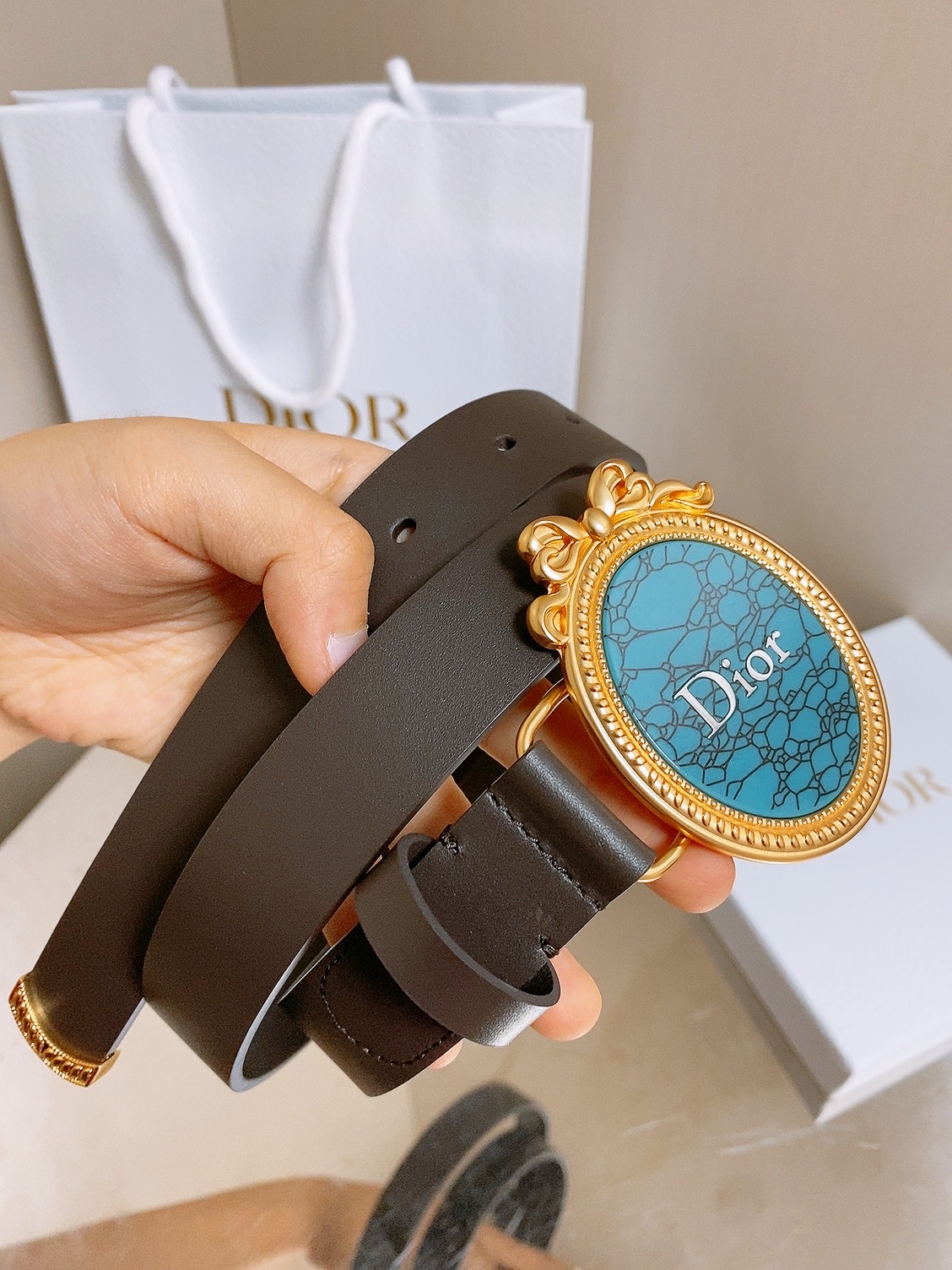 迪家✨ Médaillon Belt 25mm 腰带 全新Médaillon腰带采用复古徽章式椭圆形搭扣,饰有精致蝴蝶结 迪家✨ Médaillon Belt 25mm 腰带 全新Médaillon腰带采用复古徽章式椭圆形搭扣,饰有精致蝴蝶结