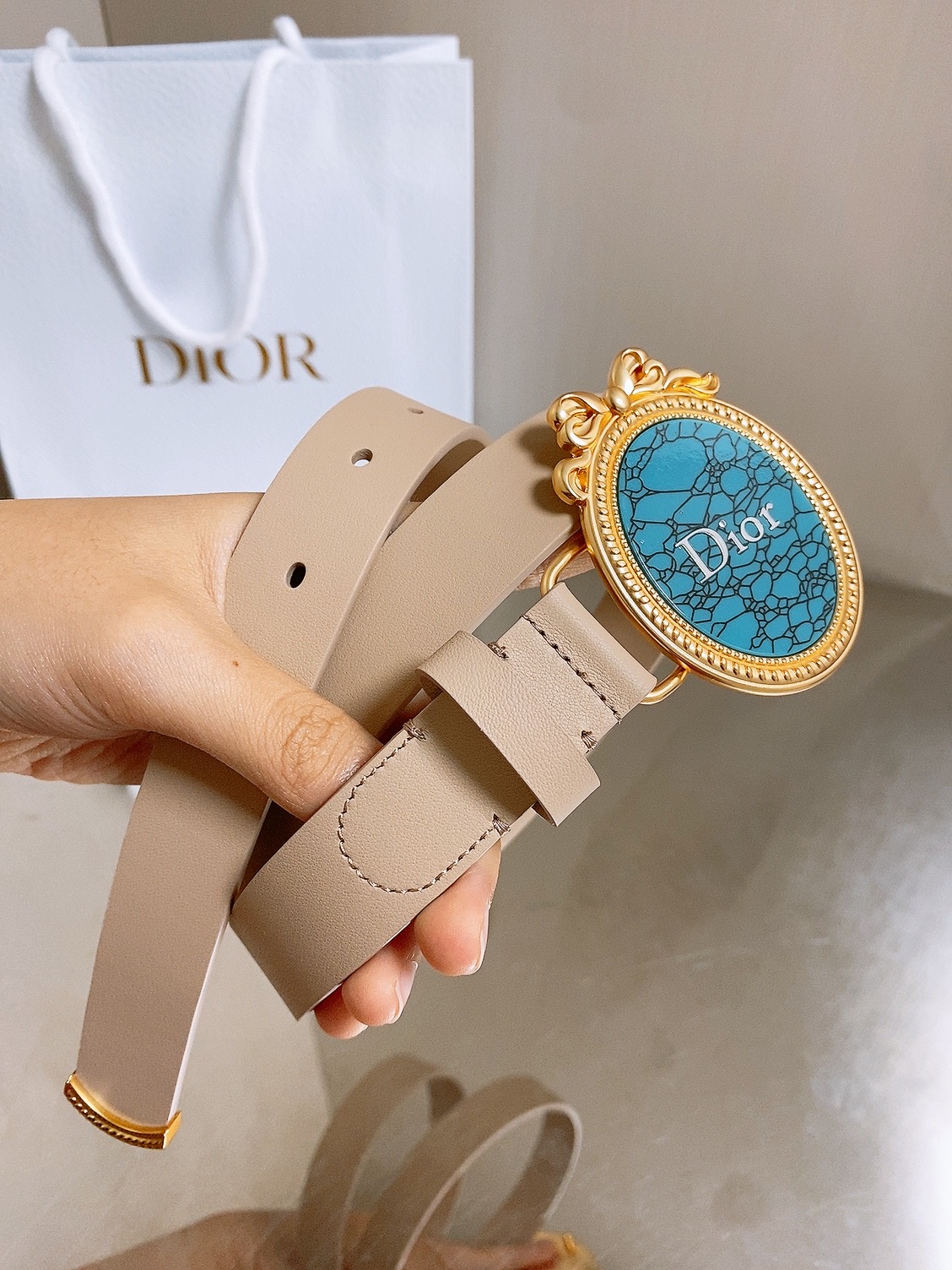 迪家✨ Médaillon Belt 25mm 腰带 全新Médaillon腰带采用复古徽章式椭圆形搭扣,饰有精致蝴蝶结 迪家✨ Médaillon Belt 25mm 腰带 全新Médaillon腰带采用复古徽章式椭圆形搭扣,饰有精致蝴蝶结