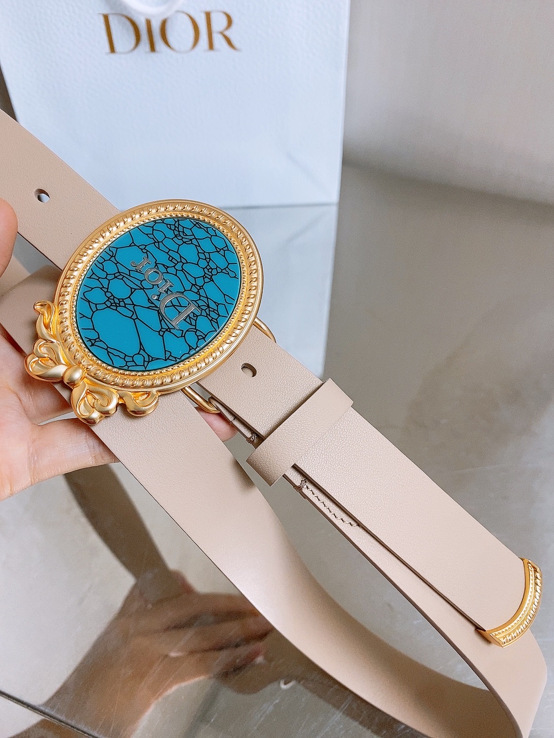 迪家✨ Médaillon Belt 25mm 腰带 全新Médaillon腰带采用复古徽章式椭圆形搭扣,饰有精致蝴蝶结 迪家✨ Médaillon Belt 25mm 腰带 全新Médaillon腰带采用复古徽章式椭圆形搭扣,饰有精致蝴蝶结
