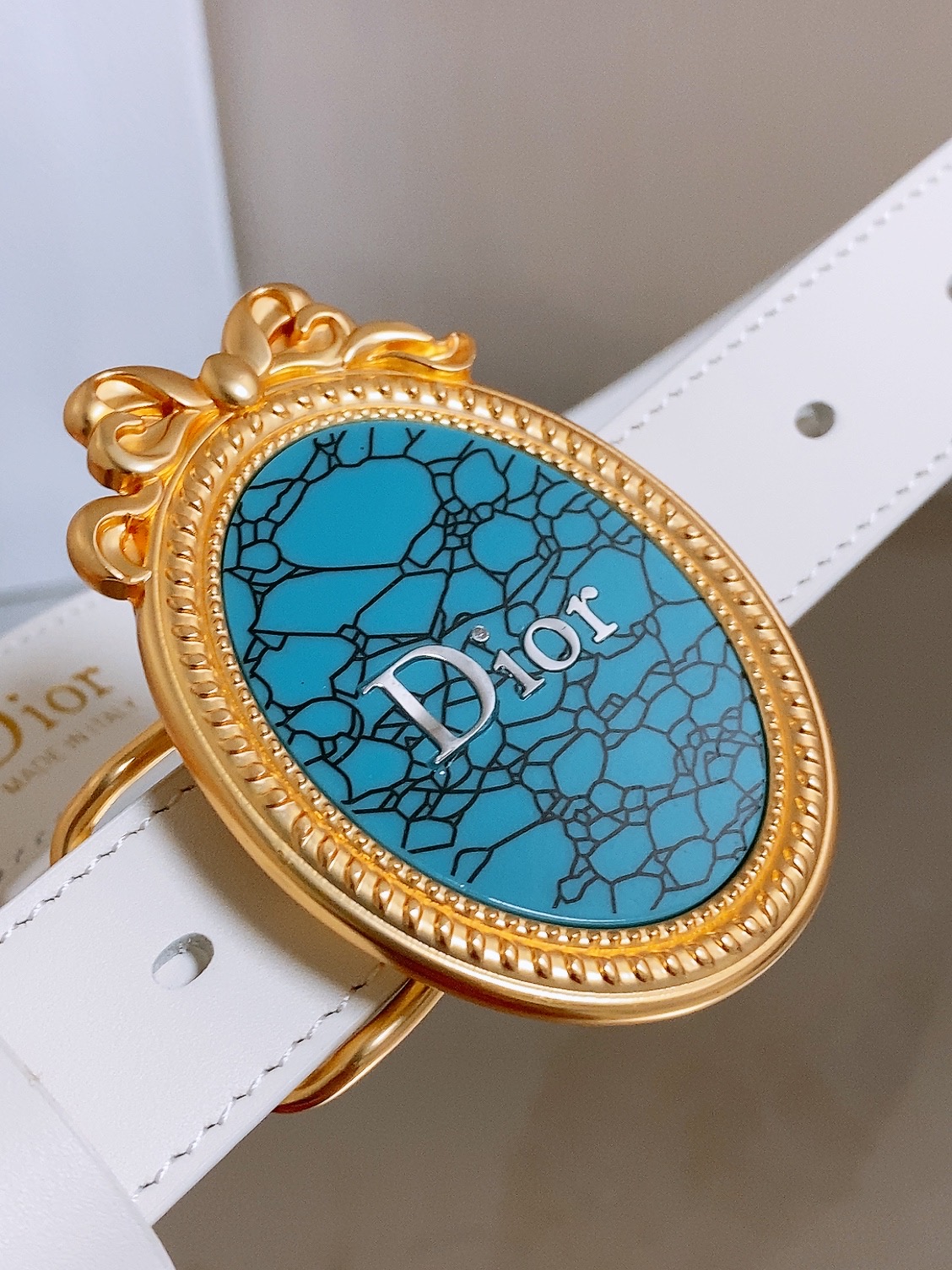 迪家✨ Médaillon Belt 25mm 腰带 全新Médaillon腰带采用复古徽章式椭圆形搭扣,饰有精致蝴蝶结 迪家✨ Médaillon Belt 25mm 腰带 全新Médaillon腰带采用复古徽章式椭圆形搭扣,饰有精致蝴蝶结