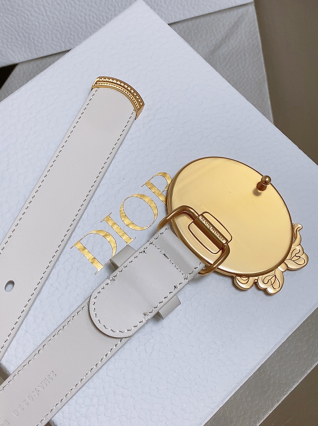 迪家✨ Médaillon Belt 25mm 腰带 全新Médaillon腰带采用复古徽章式椭圆形搭扣,饰有精致蝴蝶结 迪家✨ Médaillon Belt 25mm 腰带 全新Médaillon腰带采用复古徽章式椭圆形搭扣,饰有精致蝴蝶结