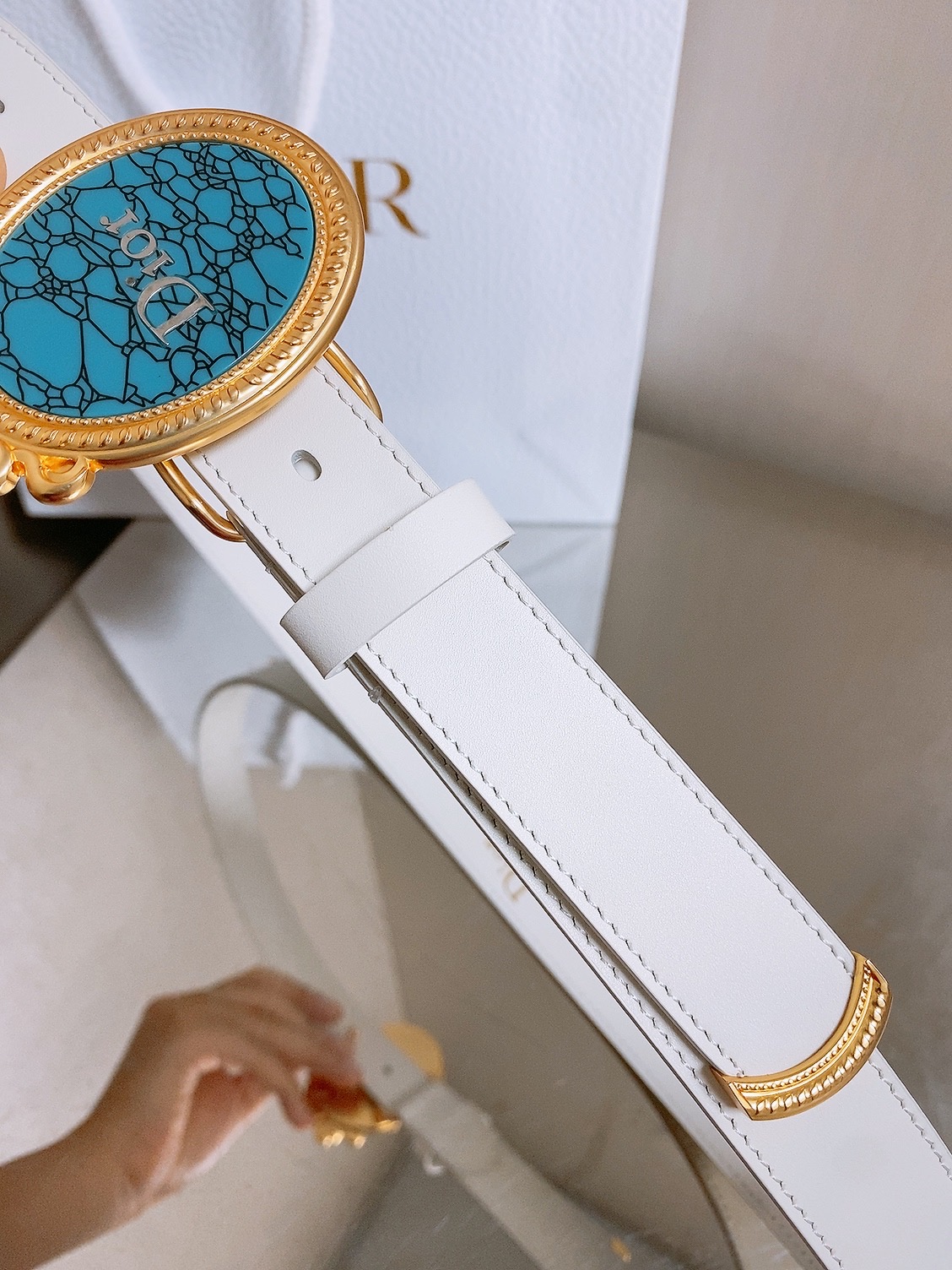迪家✨ Médaillon Belt 25mm 腰带 全新Médaillon腰带采用复古徽章式椭圆形搭扣,饰有精致蝴蝶结 迪家✨ Médaillon Belt 25mm 腰带 全新Médaillon腰带采用复古徽章式椭圆形搭扣,饰有精致蝴蝶结