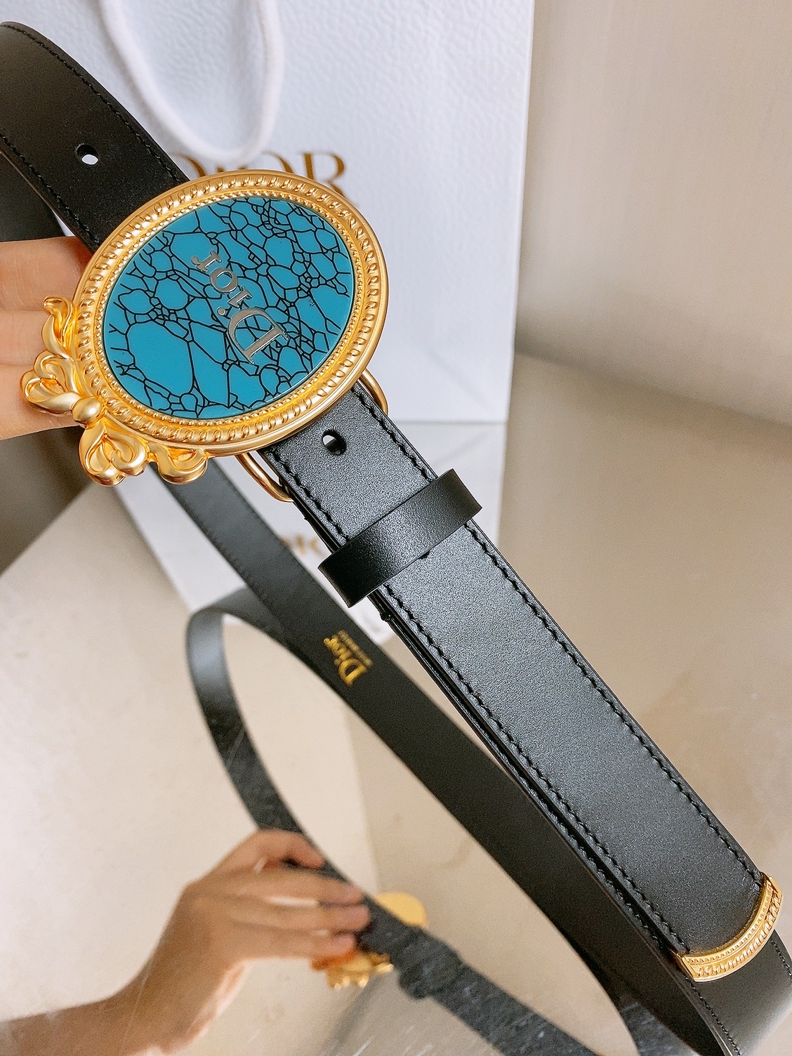 迪家✨ Médaillon Belt 25mm 腰带 全新Médaillon腰带采用复古徽章式椭圆形搭扣，饰有精致蝴蝶结