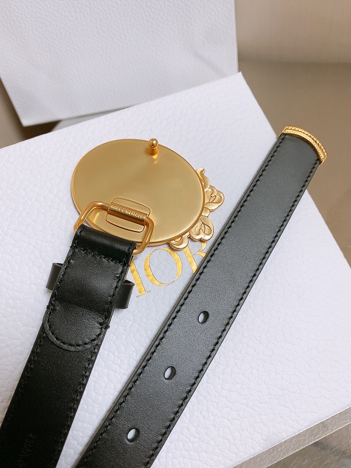 迪家✨ Médaillon Belt 25mm 腰带 全新Médaillon腰带采用复古徽章式椭圆形搭扣，饰有精致蝴蝶结