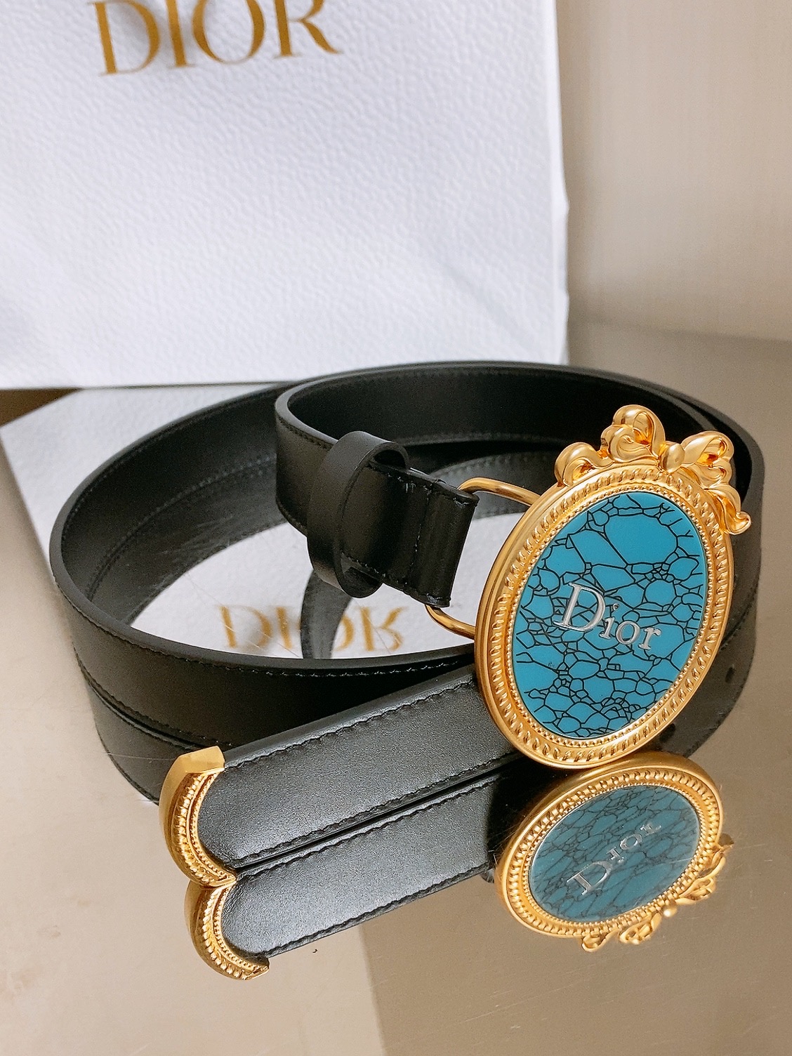 迪家✨ Médaillon Belt 25mm 腰带 全新Médaillon腰带采用复古徽章式椭圆形搭扣，饰有精致蝴蝶结