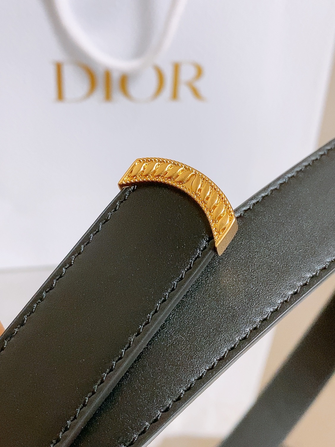 迪家✨ Médaillon Belt 25mm 腰带 全新Médaillon腰带采用复古徽章式椭圆形搭扣，饰有精致蝴蝶结