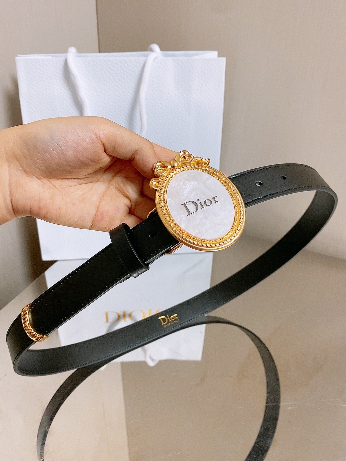 迪家✨ Médaillon Belt 25mm 腰带 全新Médaillon腰带采用复古徽章式椭圆形搭扣，饰有精致蝴蝶结