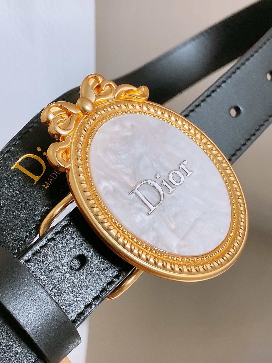 迪家✨ Médaillon Belt 25mm 腰带 全新Médaillon腰带采用复古徽章式椭圆形搭扣，饰有精致蝴蝶结