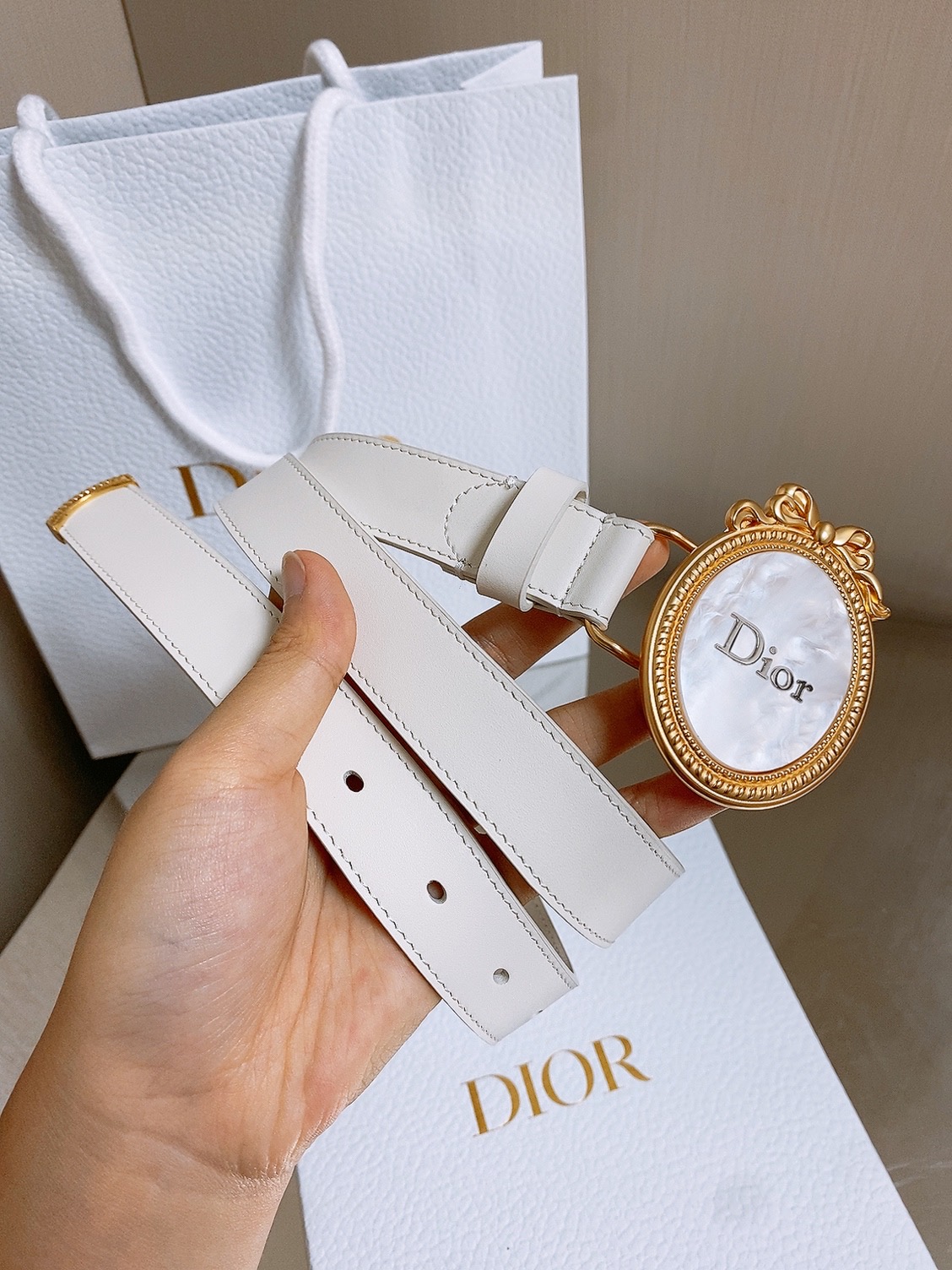迪家✨ Médaillon Belt 25mm 腰带 全新Médaillon腰带采用复古徽章式椭圆形搭扣,饰有精致蝴蝶结 迪家✨ Médaillon Belt 25mm 腰带 全新Médaillon腰带采用复古徽章式椭圆形搭扣,饰有精致蝴蝶结
