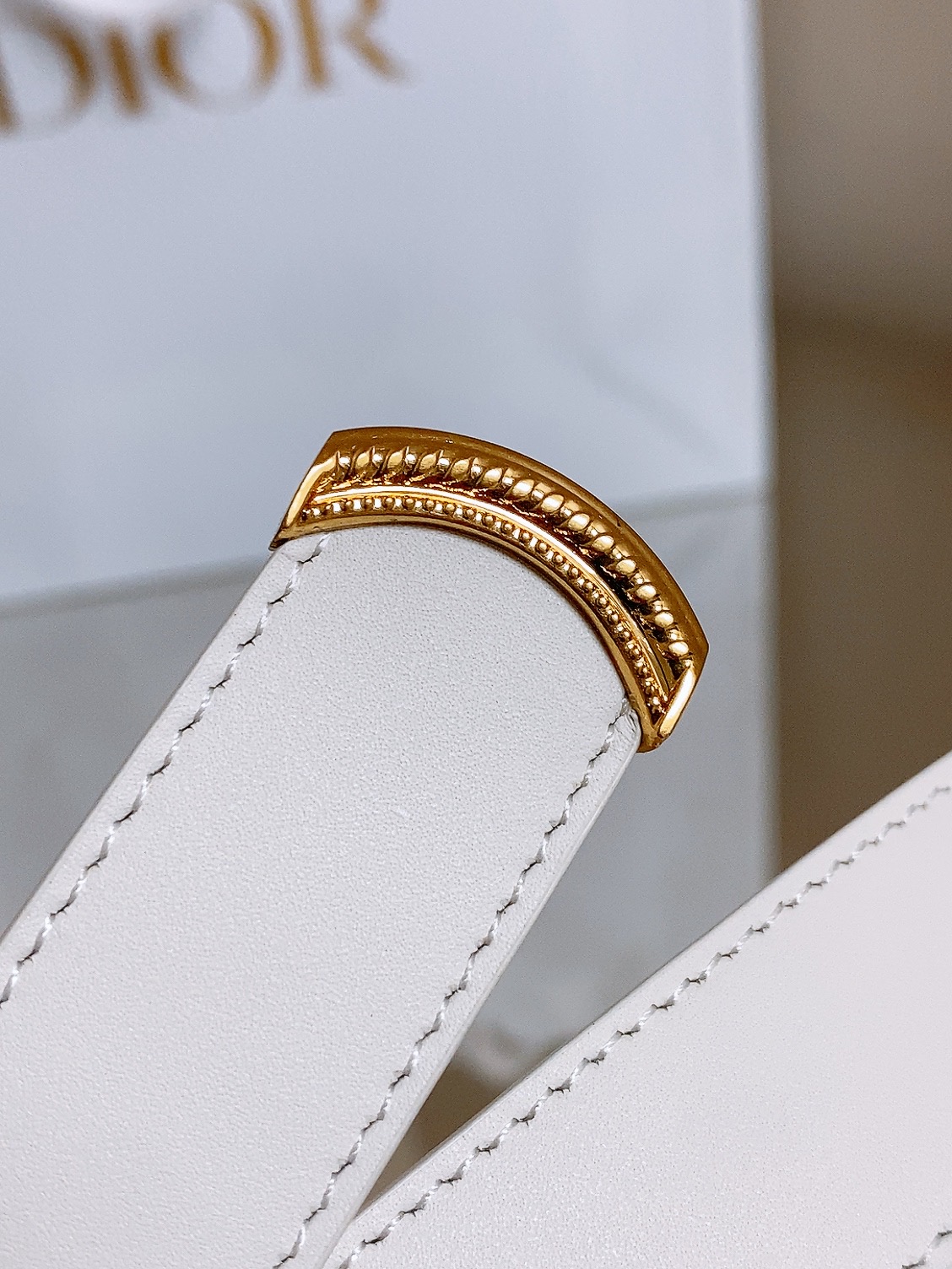 迪家✨ Médaillon Belt 25mm 腰带 全新Médaillon腰带采用复古徽章式椭圆形搭扣,饰有精致蝴蝶结 迪家✨ Médaillon Belt 25mm 腰带 全新Médaillon腰带采用复古徽章式椭圆形搭扣,饰有精致蝴蝶结