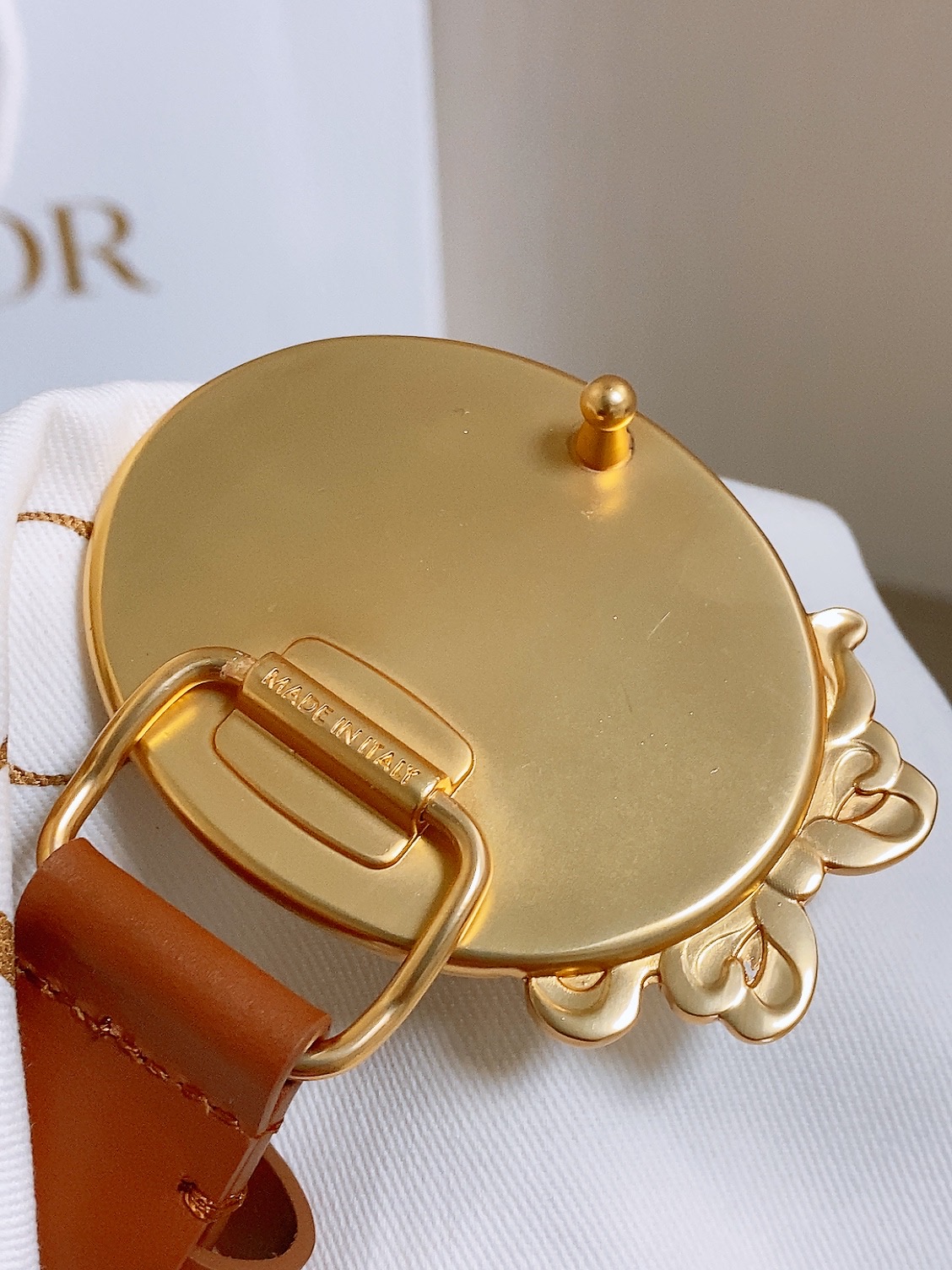 迪家✨ Médaillon Belt 25mm 腰带 全新Médaillon腰带采用复古徽章式椭圆形搭扣,饰有精致蝴蝶结 迪家✨ Médaillon Belt 25mm 腰带 全新Médaillon腰带采用复古徽章式椭圆形搭扣,饰有精致蝴蝶结