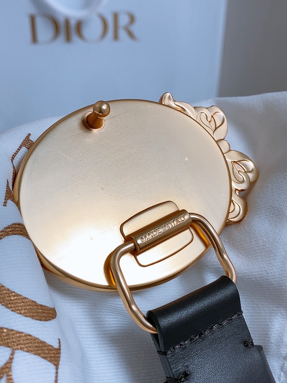 迪家✨ Médaillon Belt 25mm 腰带 全新Médaillon腰带采用复古徽章式椭圆形搭扣,饰有精致蝴蝶结 迪家✨ Médaillon Belt 25mm 腰带 全新Médaillon腰带采用复古徽章式椭圆形搭扣,饰有精致蝴蝶结