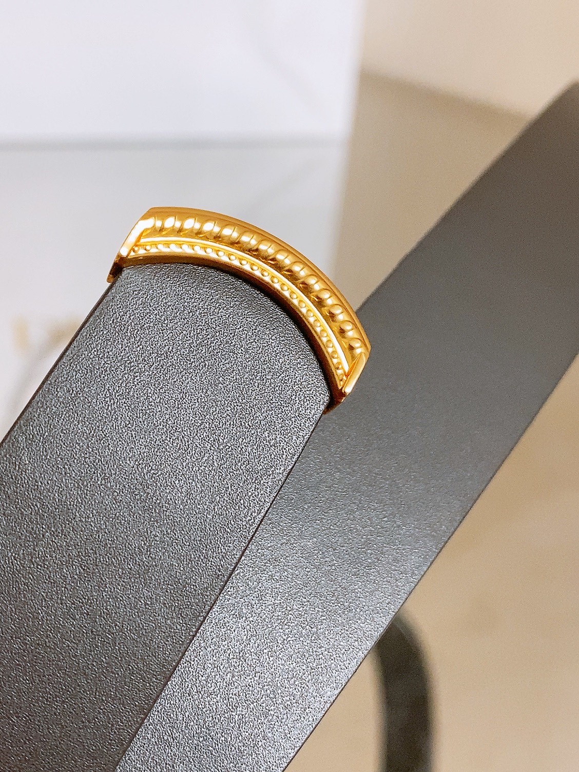 迪家✨ Médaillon Belt 25mm 腰带 全新Médaillon腰带采用复古徽章式椭圆形搭扣,饰有精致蝴蝶结 迪家✨ Médaillon Belt 25mm 腰带 全新Médaillon腰带采用复古徽章式椭圆形搭扣,饰有精致蝴蝶结