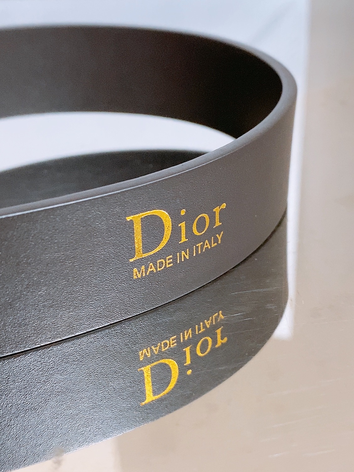 迪家✨ Médaillon Belt 25mm 腰带 全新Médaillon腰带采用复古徽章式椭圆形搭扣,饰有精致蝴蝶结 迪家✨ Médaillon Belt 25mm 腰带 全新Médaillon腰带采用复古徽章式椭圆形搭扣,饰有精致蝴蝶结