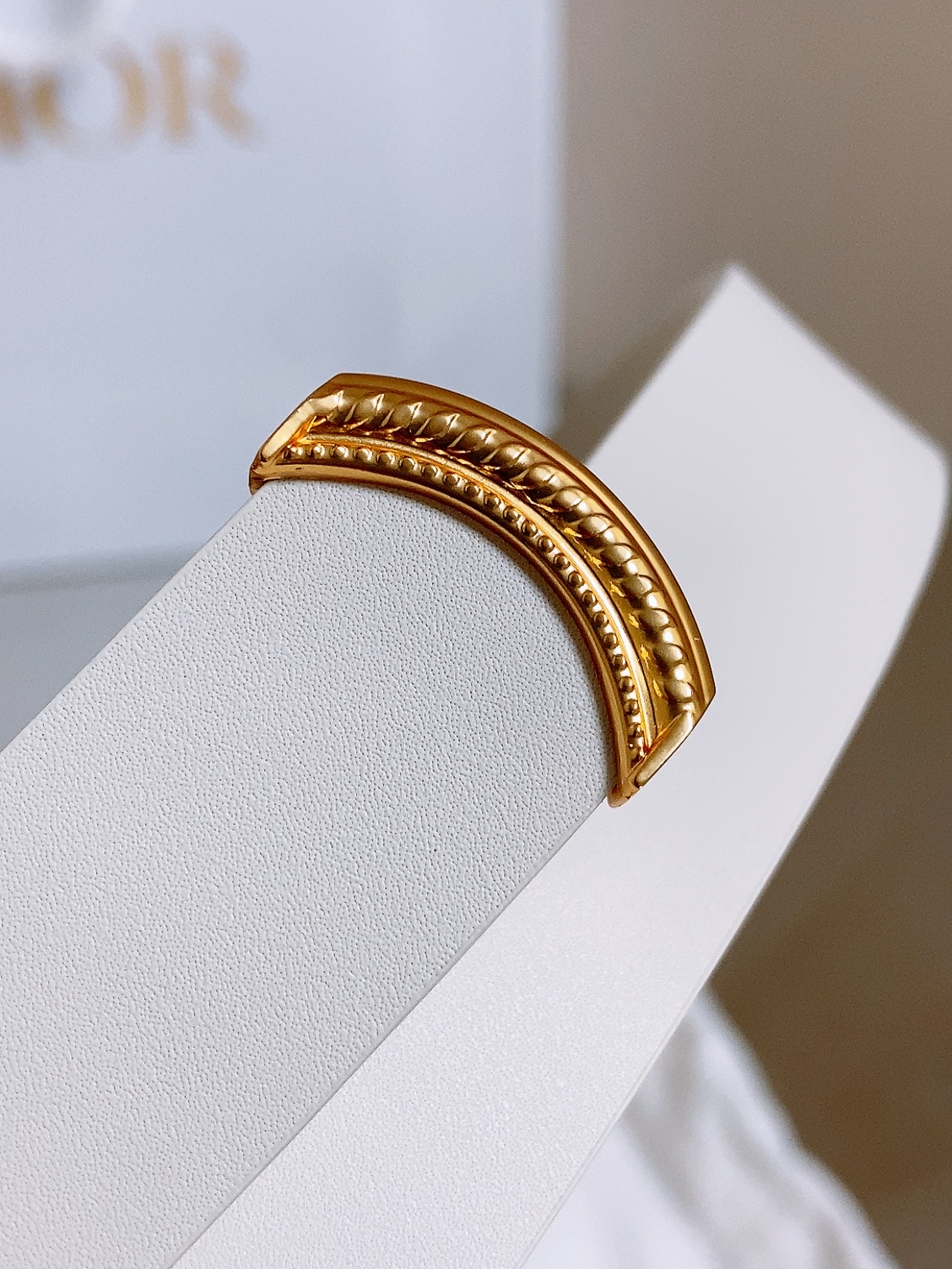 迪家✨ Médaillon Belt 25mm 腰带 全新Médaillon腰带采用复古徽章式椭圆形搭扣,饰有精致蝴蝶结 迪家✨ Médaillon Belt 25mm 腰带 全新Médaillon腰带采用复古徽章式椭圆形搭扣,饰有精致蝴蝶结