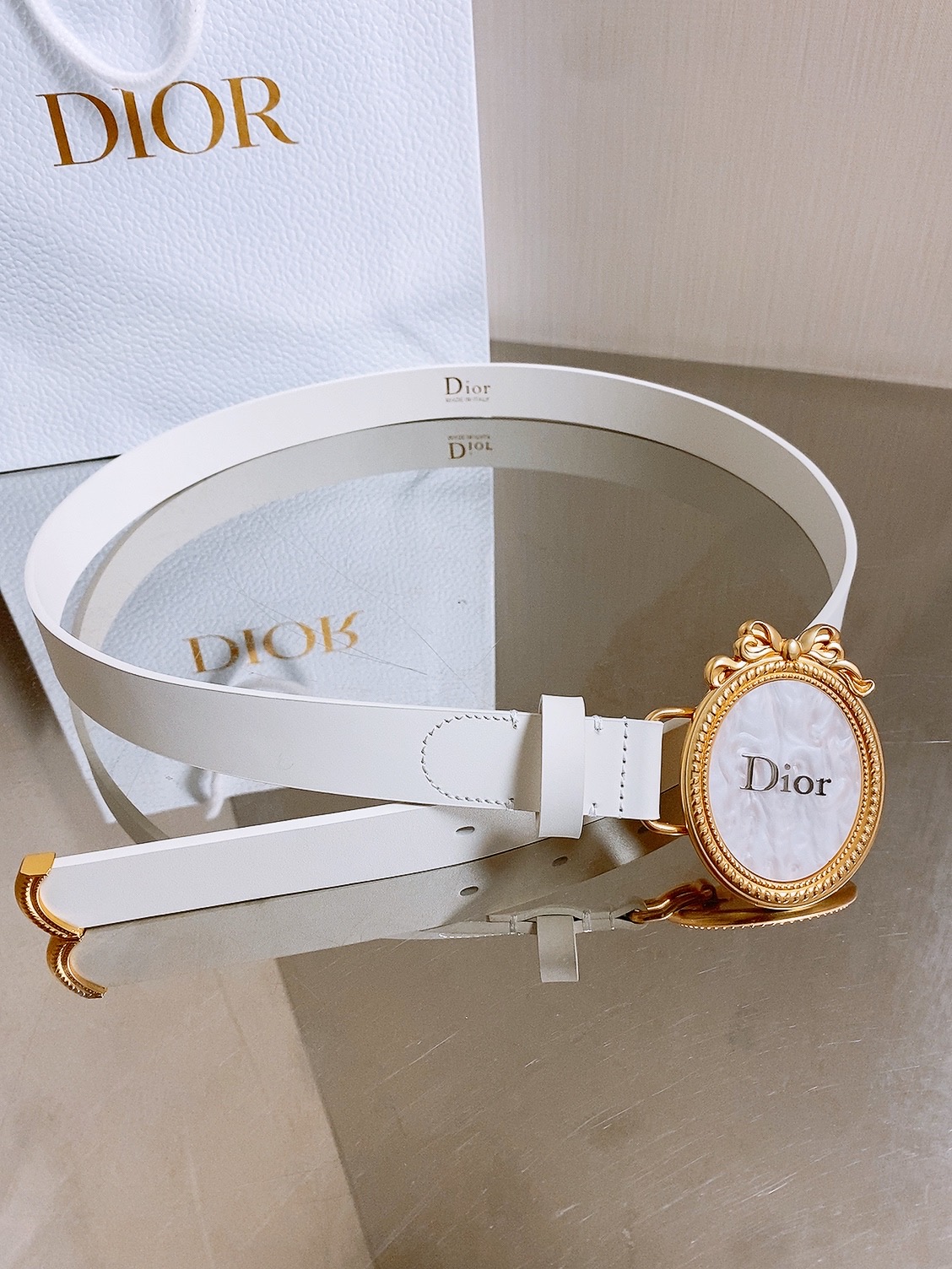迪家✨ Médaillon Belt 25mm 腰带 全新Médaillon腰带采用复古徽章式椭圆形搭扣,饰有精致蝴蝶结 迪家✨ Médaillon Belt 25mm 腰带 全新Médaillon腰带采用复古徽章式椭圆形搭扣,饰有精致蝴蝶结