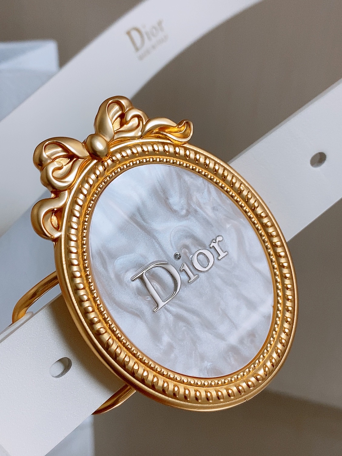 迪家✨ Médaillon Belt 25mm 腰带 全新Médaillon腰带采用复古徽章式椭圆形搭扣,饰有精致蝴蝶结 迪家✨ Médaillon Belt 25mm 腰带 全新Médaillon腰带采用复古徽章式椭圆形搭扣,饰有精致蝴蝶结