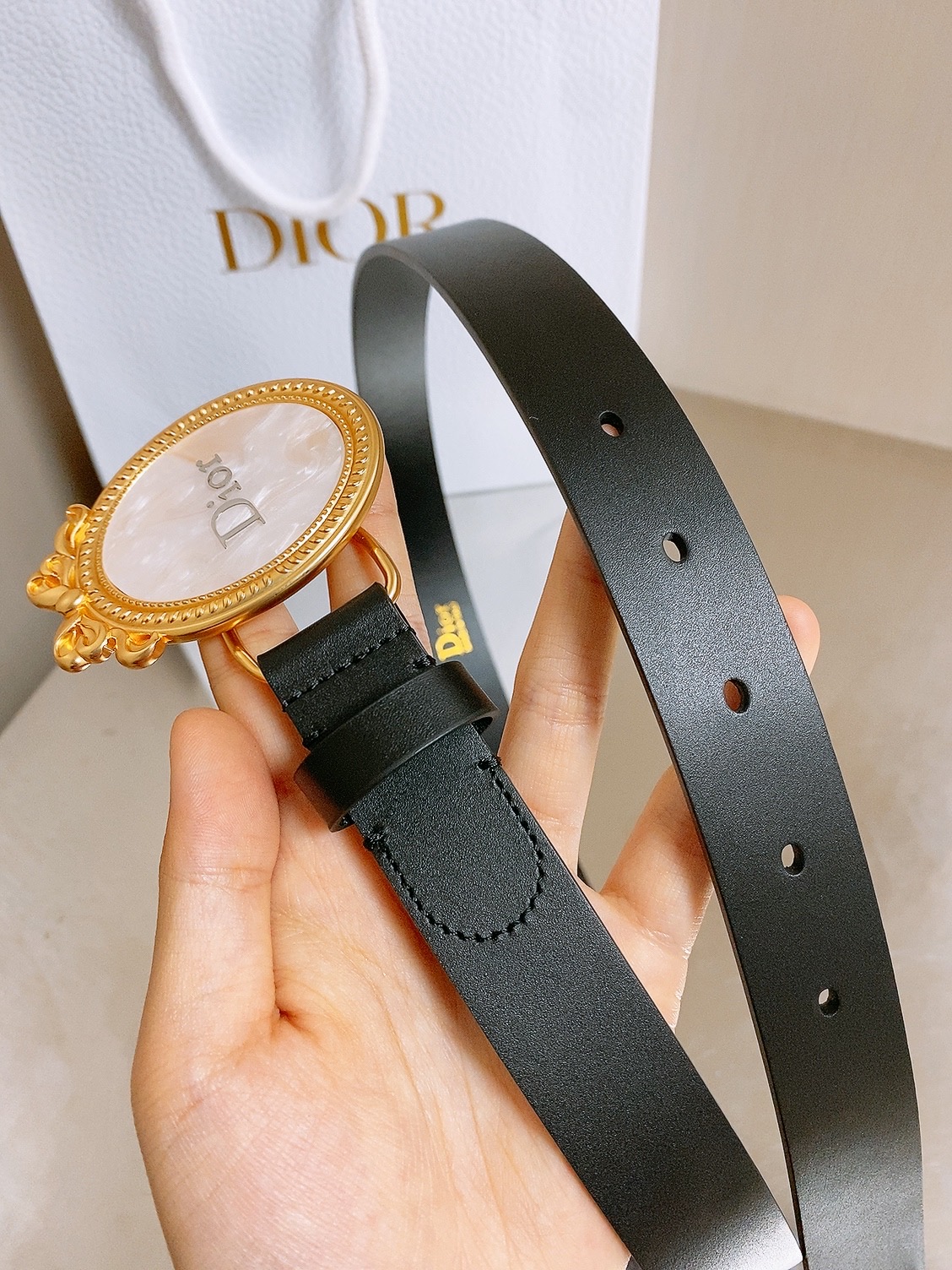 迪家✨ Médaillon Belt 25mm 腰带 全新Médaillon腰带采用复古徽章式椭圆形搭扣,饰有精致蝴蝶结 迪家✨ Médaillon Belt 25mm 腰带 全新Médaillon腰带采用复古徽章式椭圆形搭扣,饰有精致蝴蝶结