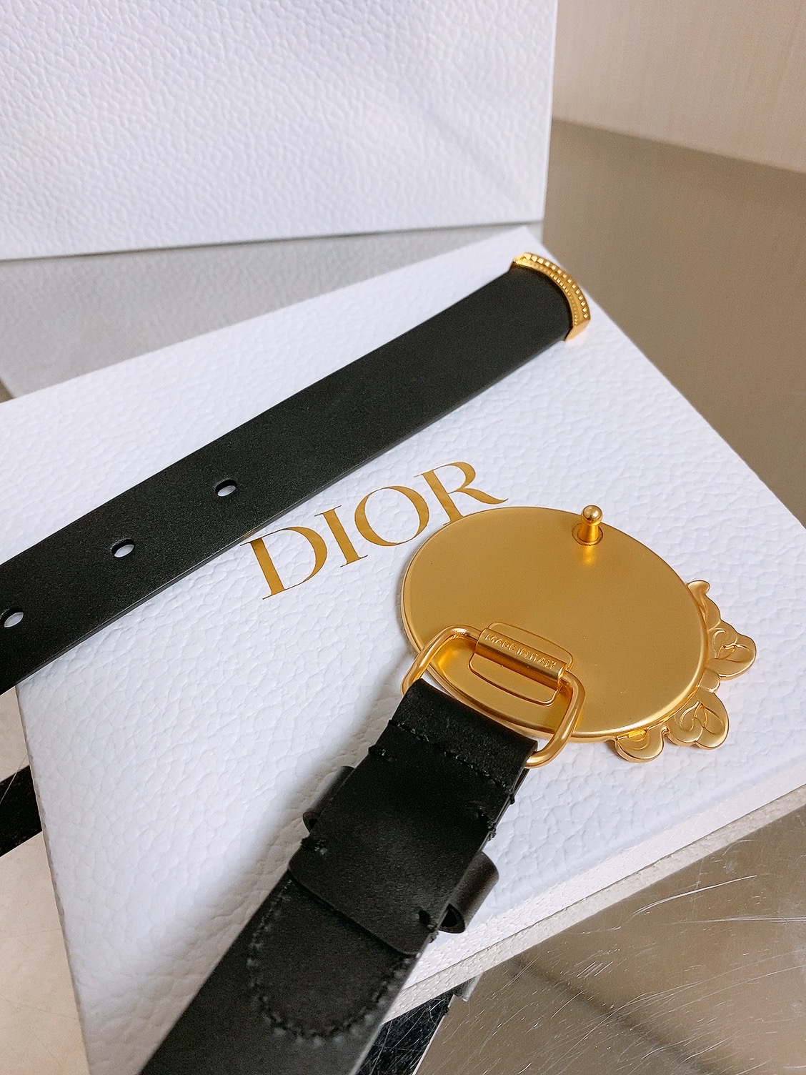 迪家✨ Médaillon Belt 25mm 腰带 全新Médaillon腰带采用复古徽章式椭圆形搭扣,饰有精致蝴蝶结 迪家✨ Médaillon Belt 25mm 腰带 全新Médaillon腰带采用复古徽章式椭圆形搭扣,饰有精致蝴蝶结