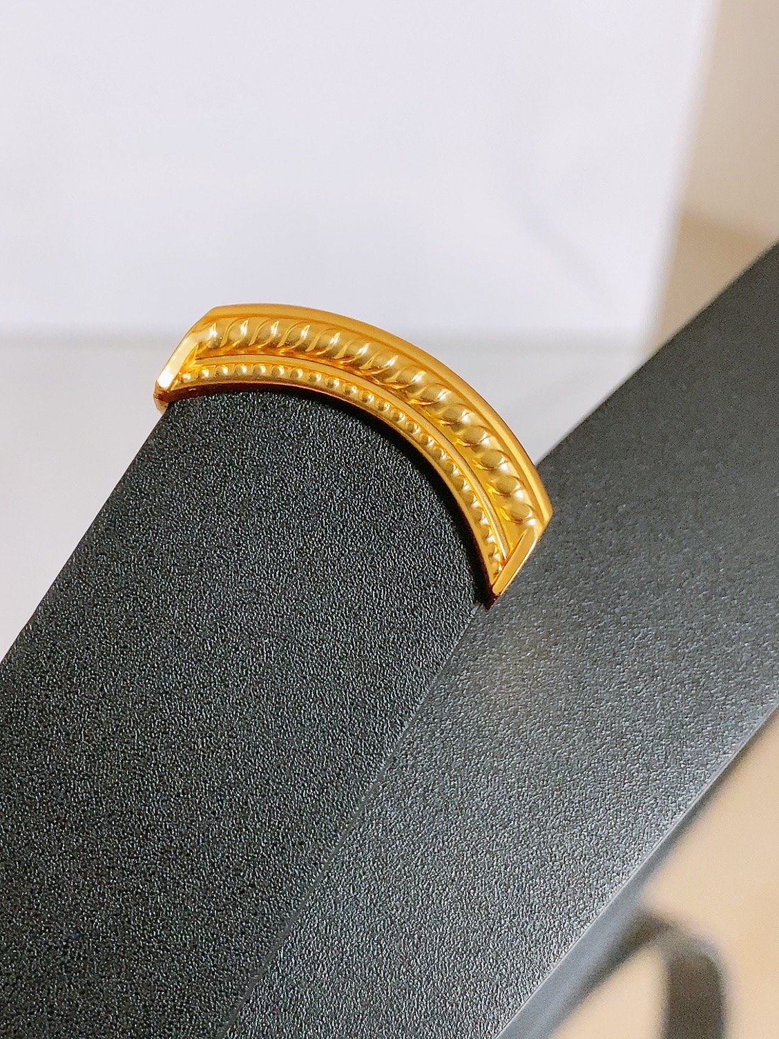 迪家✨ Médaillon Belt 25mm 腰带 全新Médaillon腰带采用复古徽章式椭圆形搭扣,饰有精致蝴蝶结 迪家✨ Médaillon Belt 25mm 腰带 全新Médaillon腰带采用复古徽章式椭圆形搭扣,饰有精致蝴蝶结