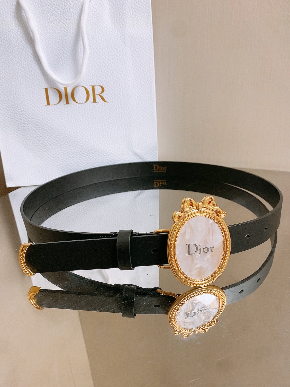 迪家✨ Médaillon Belt 25mm 腰带 全新Médaillon腰带采用复古徽章式椭圆形搭扣，饰有精致蝴蝶结