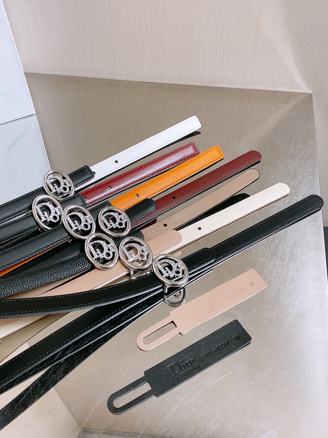 🥳集合图 双面dior腰带 椭圆形扣子. 字母精致的镶有水钻 Reversible Dior Oblique Belt 