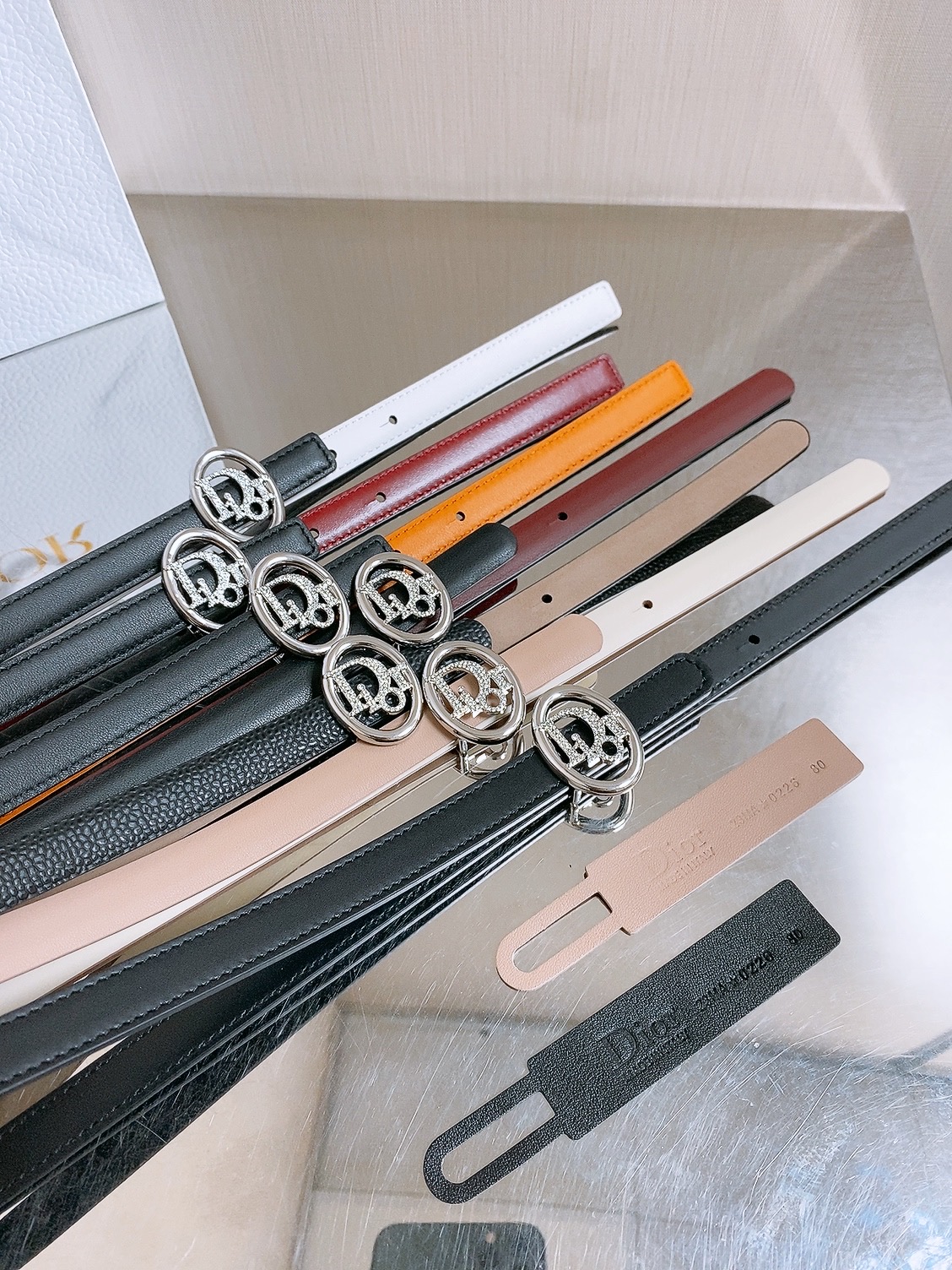 🥳集合图 双面dior腰带 椭圆形扣子. 字母精致的镶有水钻 Reversible Dior Oblique Belt 
