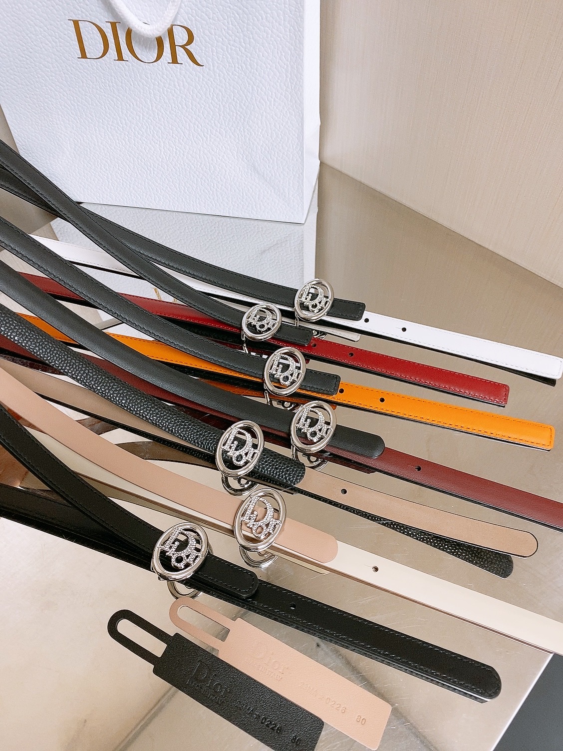 🥳集合图 双面dior腰带 椭圆形扣子. 字母精致的镶有水钻 Reversible Dior Oblique Belt 