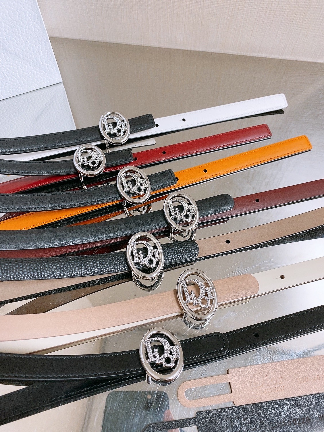 🥳集合图 双面dior腰带 椭圆形扣子. 字母精致的镶有水钻 Reversible Dior Oblique Belt 