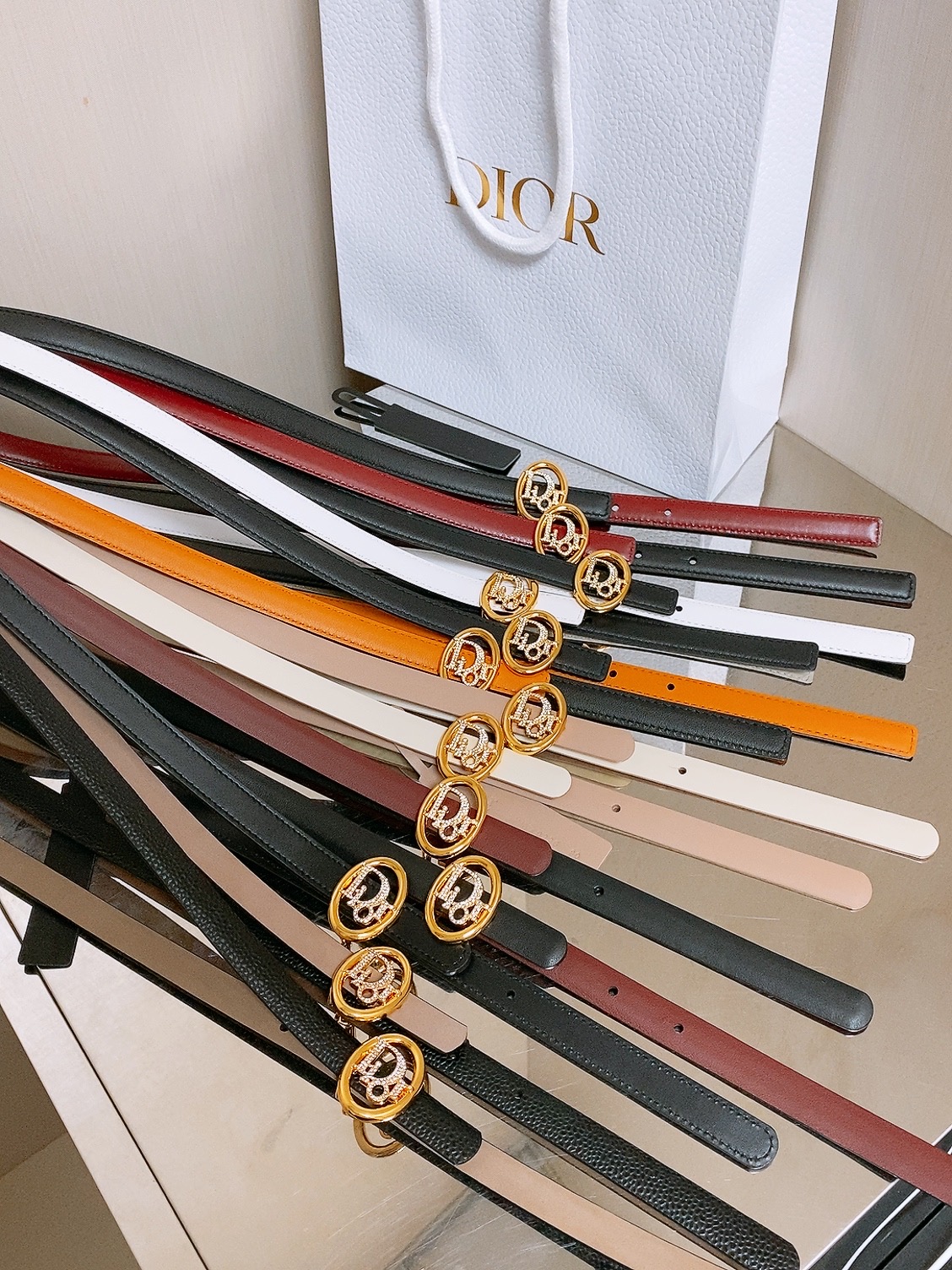 🤩集合图 双面dior腰带 椭圆形扣子. 字母精致的镶有水钻 Reversible Dior Oblique Belt 🤩集合图 双面dior腰带 椭圆形扣子. 字母精致的镶有水钻 Reversible Dior Oblique Belt