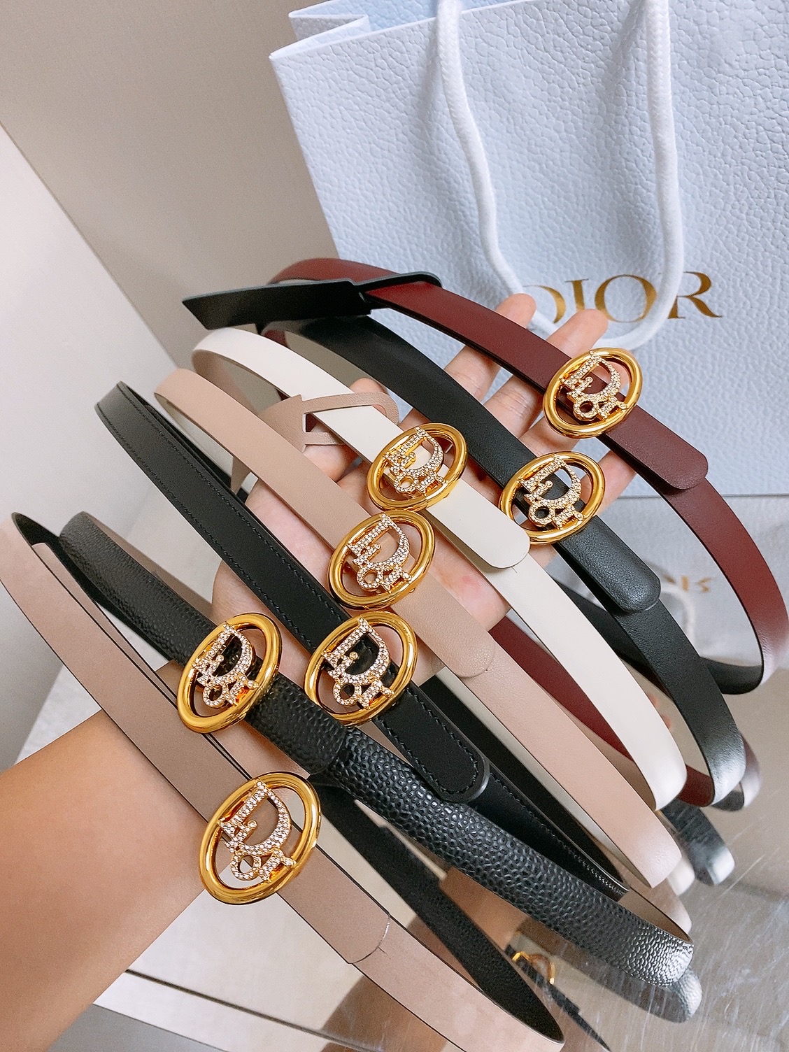🤩集合图 双面dior腰带 椭圆形扣子. 字母精致的镶有水钻 Reversible Dior Oblique Belt 