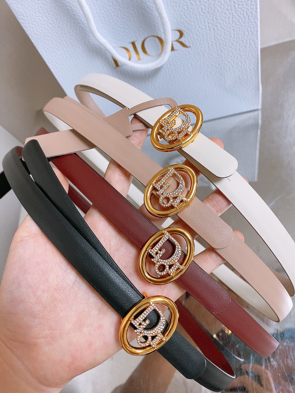 🤩集合图 双面dior腰带 椭圆形扣子. 字母精致的镶有水钻 Reversible Dior Oblique Belt 🤩集合图 双面dior腰带 椭圆形扣子. 字母精致的镶有水钻 Reversible Dior Oblique Belt