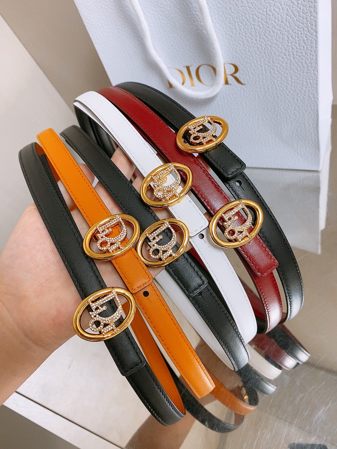 🤩集合图 双面dior腰带 椭圆形扣子. 字母精致的镶有水钻 Reversible Dior Oblique Belt 🤩集合图 双面dior腰带 椭圆形扣子. 字母精致的镶有水钻 Reversible Dior Oblique Belt