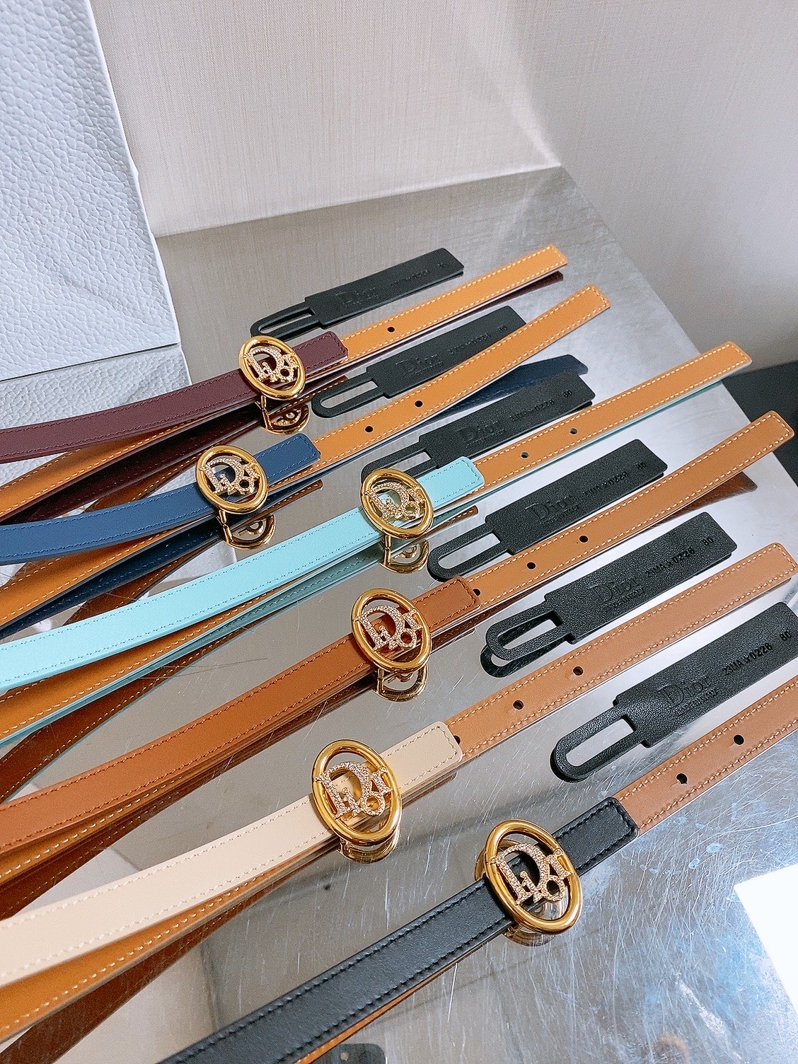 🥳集合图 双面dior腰带 椭圆形扣子. 字母精致的镶有水钻 Reversible Dior Oblique Belt 