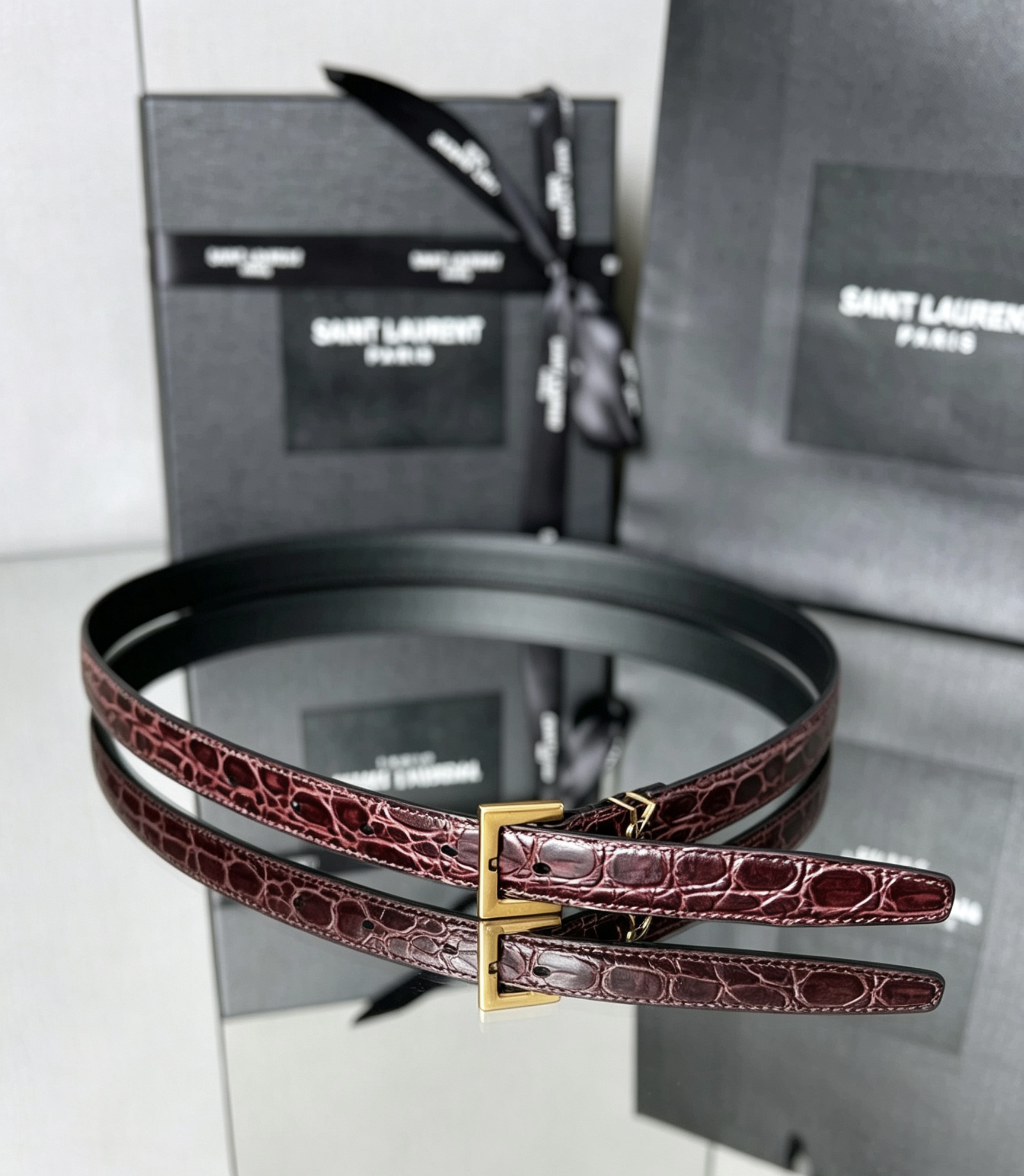 YSL 20mm皮带质感很在线,深棕鳄鱼纹配金色扣头,复古和轻奢感都有了。鳄鱼压纹比光面皮更有层次,而且比之前那条黑色荔 YSL 20mm皮带质感很在线,深棕鳄鱼纹配金色扣头,复古和轻奢感都有了。鳄鱼压纹比光面皮更有层次,而且比之前那条黑色荔