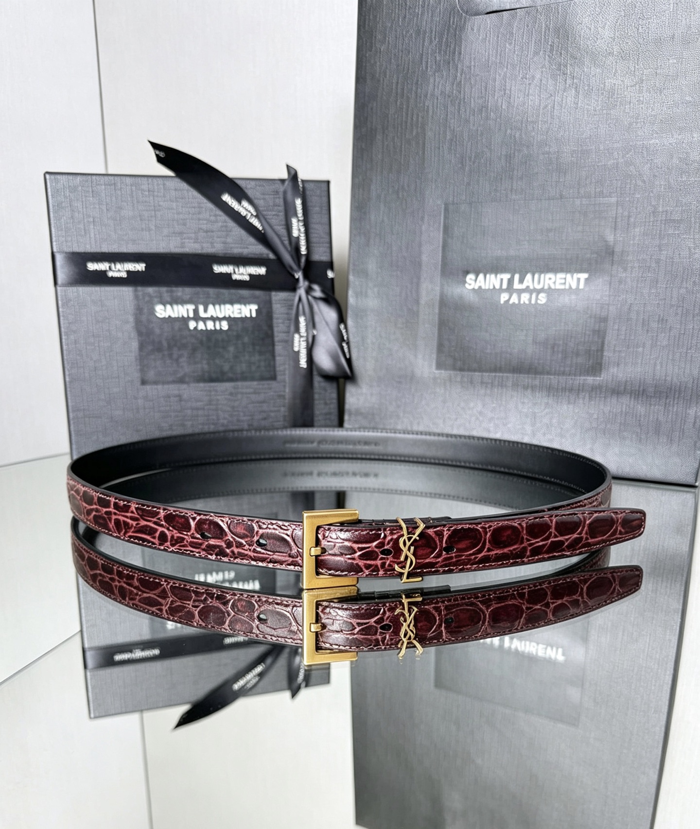 YSL 20mm皮带质感很在线，深棕鳄鱼纹配金色扣头，复古和轻奢感都有了。鳄鱼压纹比光面皮更有层次，而且比之前那条黑色荔